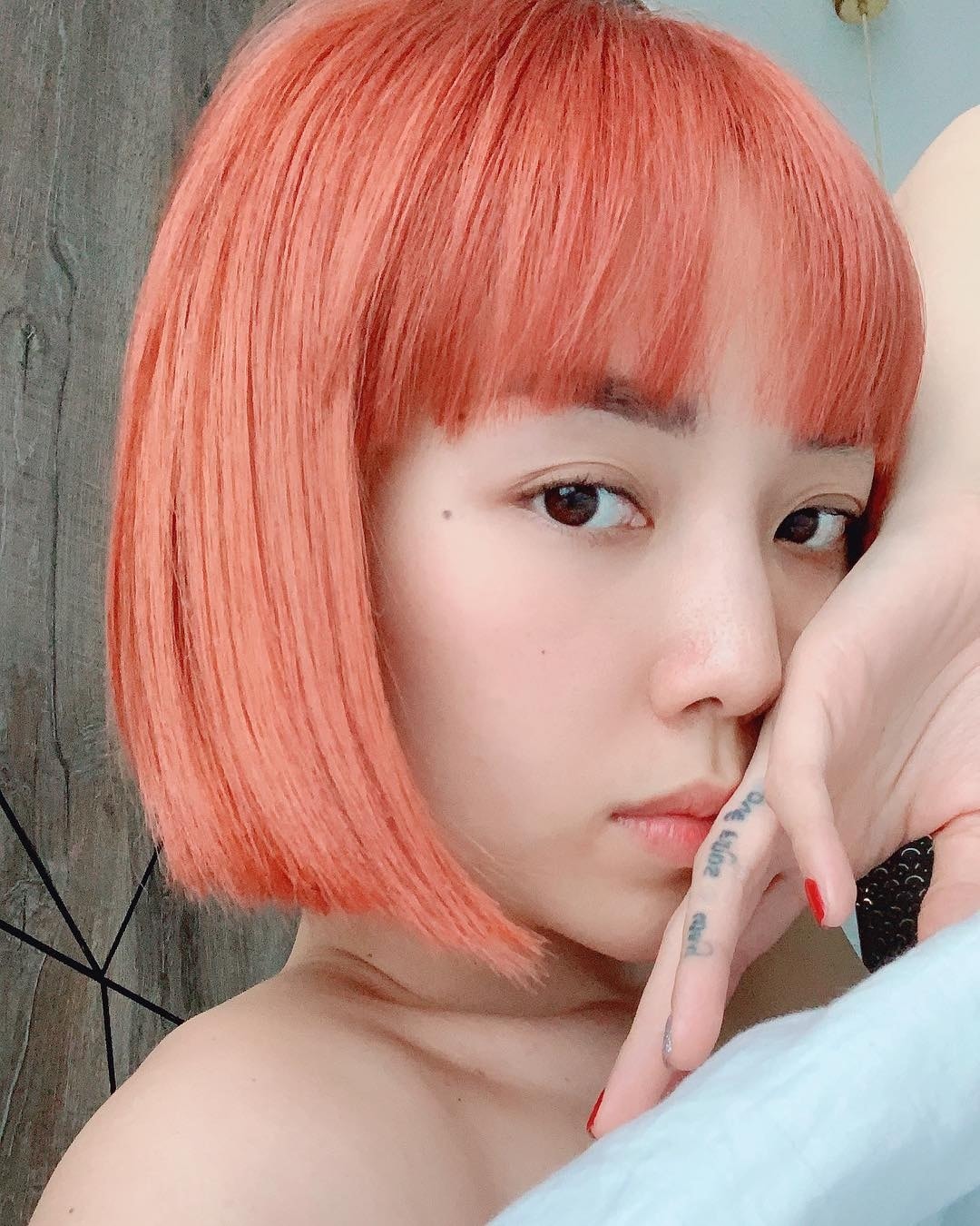 Hình xăm trên ngón áp út bên bàn tay phải của Tóc Tiên có chữ đầu là 'Love'