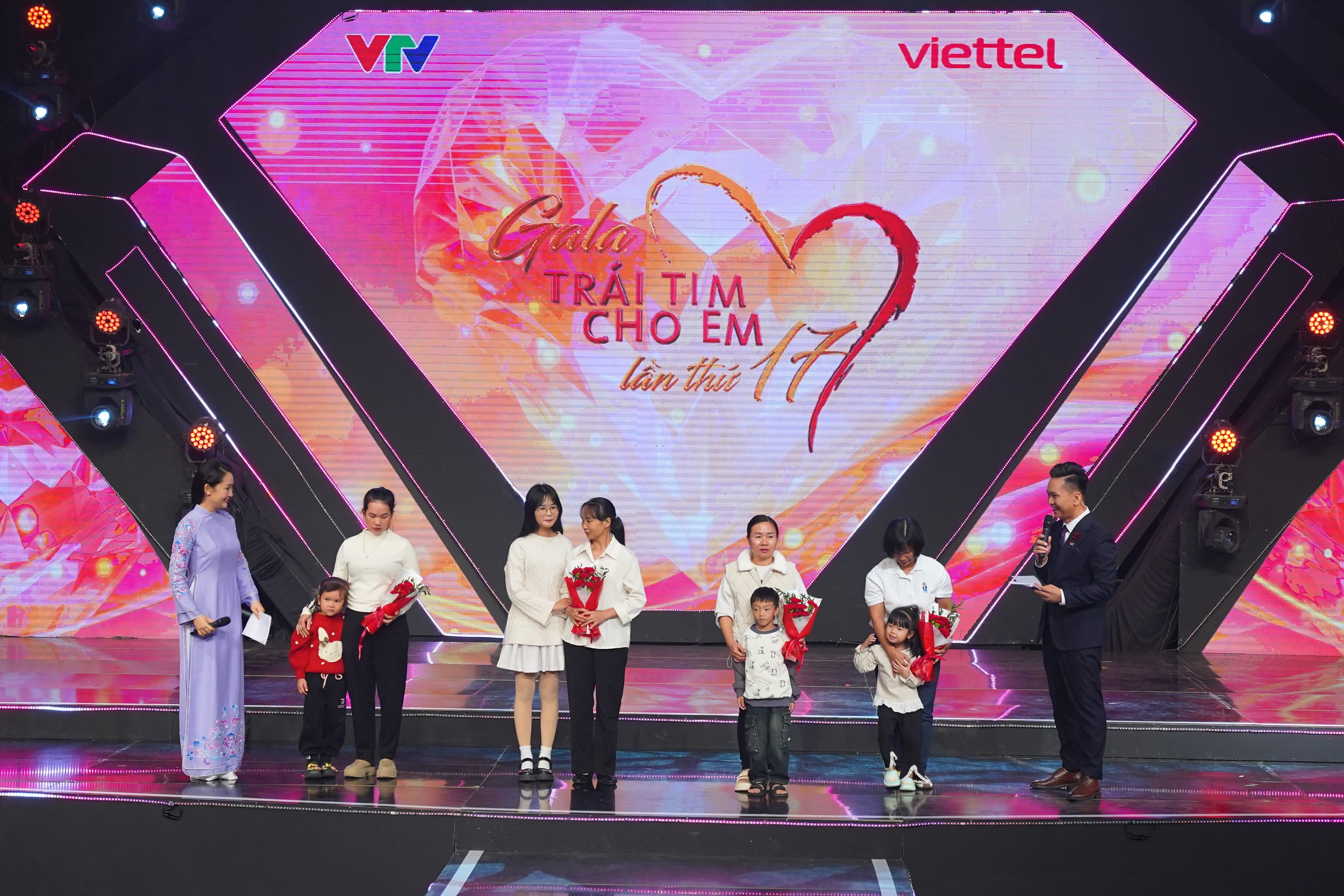 Gala 17 năm Trái tim cho em: Gần 7.600 trái tim hồi sinh - Phép màu từ những vòng tay nhân ái - Ảnh 1.