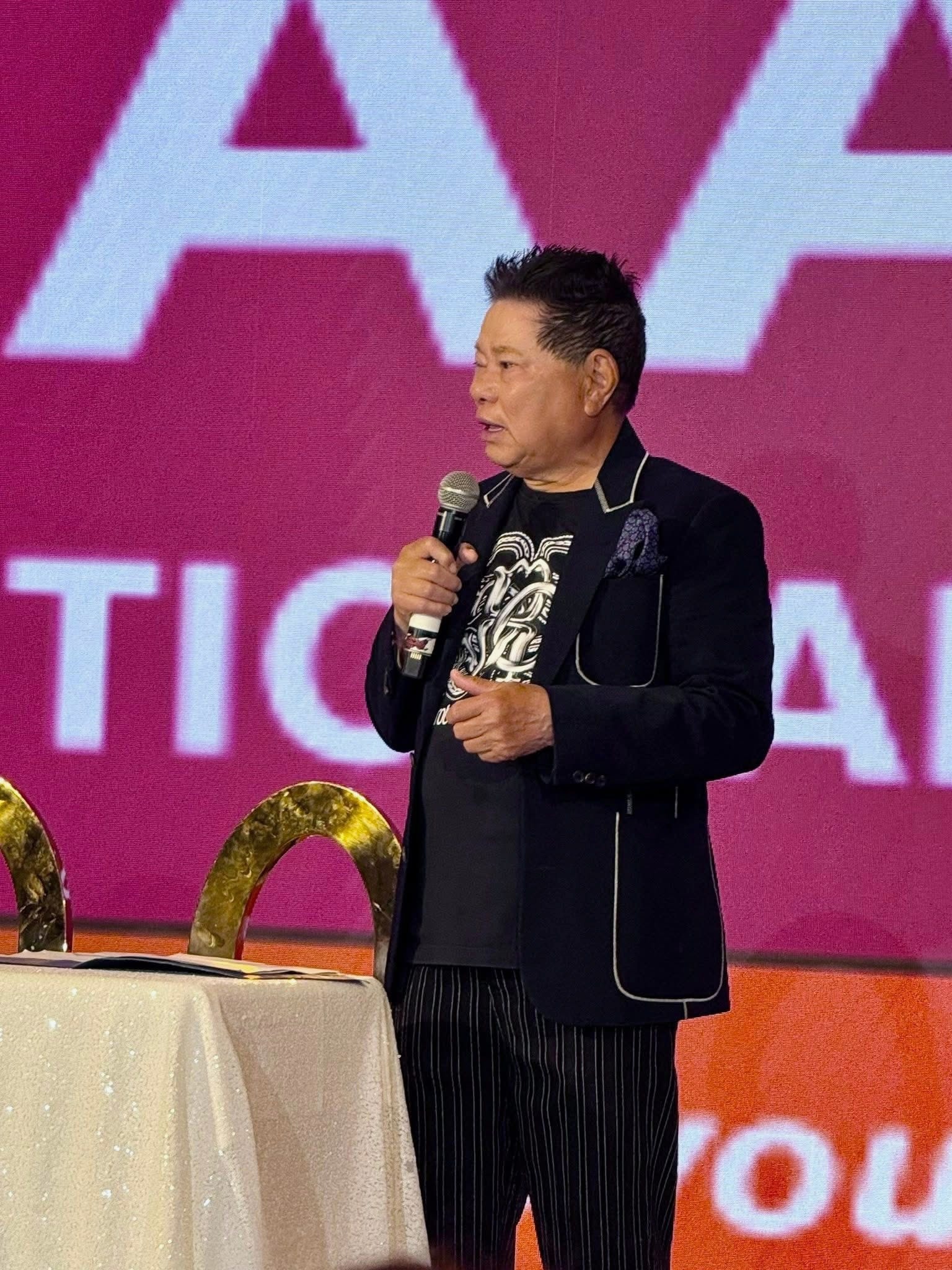 Doanh nhân Hoàng Kiều tại một sự kiện cùng bạn bè và đối tác.