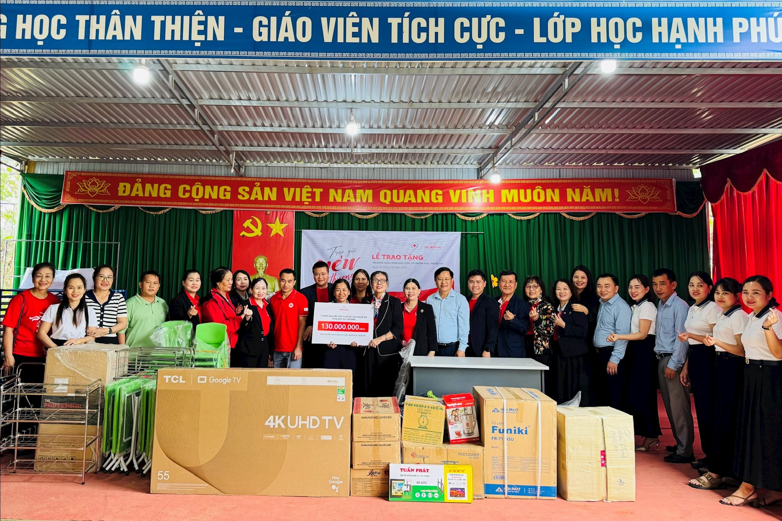 Trao 130tr và hỗ trợ cho trường ở xã Nhôn Mai.