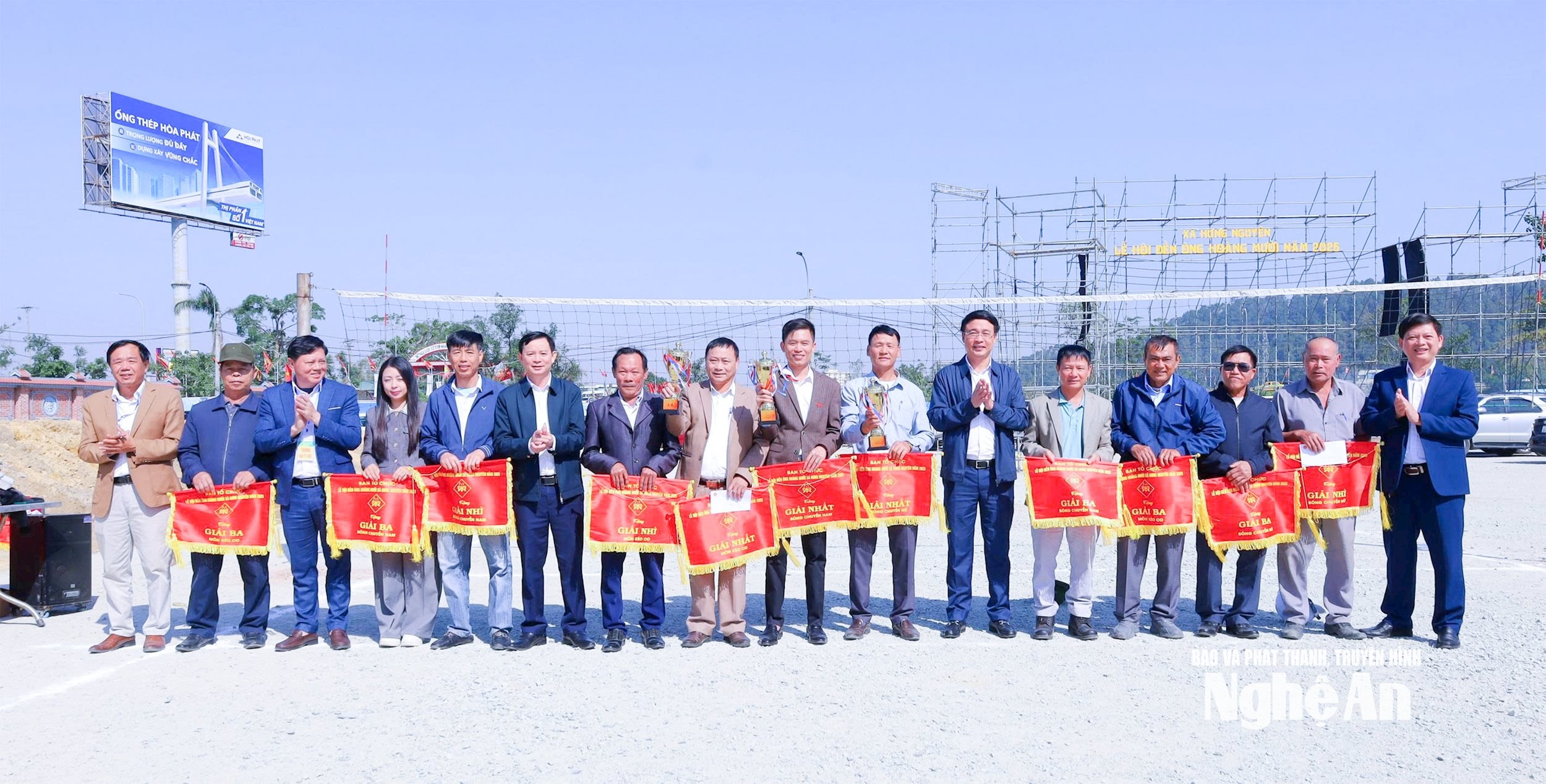 Líderes da comuna de Hung Nguyen entregaram prêmios esportivos no Festival. Foto: Mai Hoa