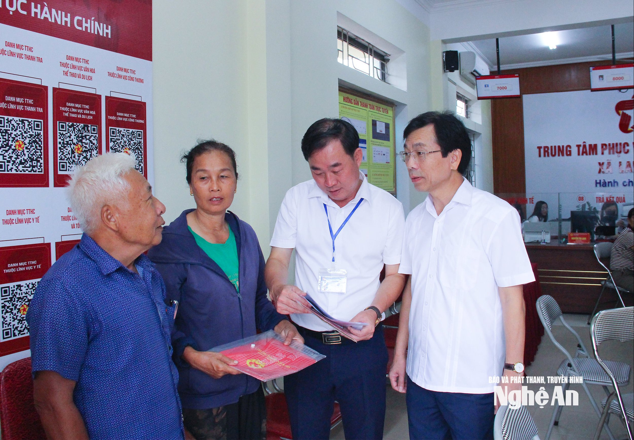 Lãnh đạo xã Lam Thành lắng nghe ý kiến người dân trong giải quyết thủ tục hành chính. Ảnh Mai Hoa