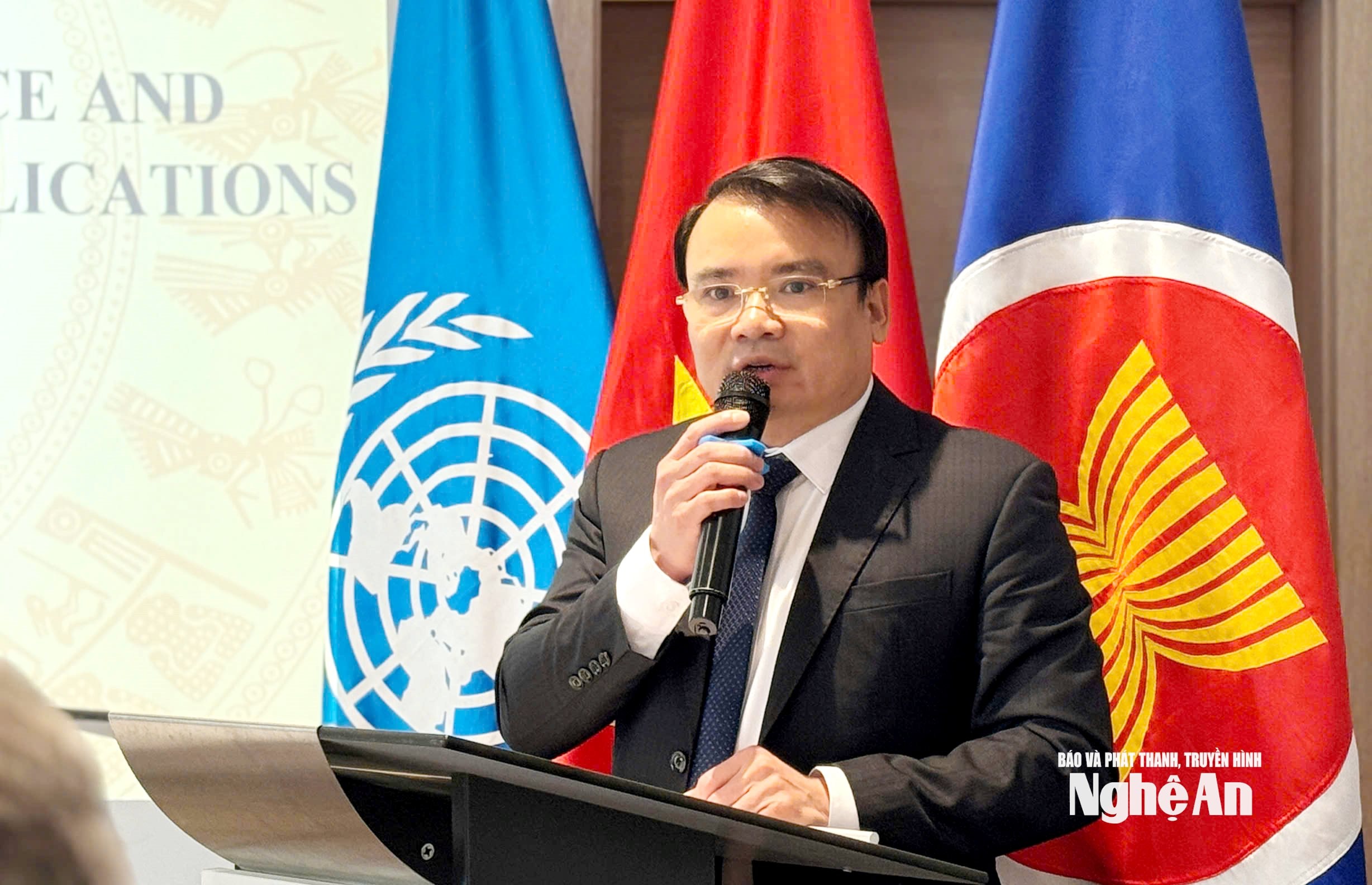 Photo of Vice President Vinh speaking at Conference 2