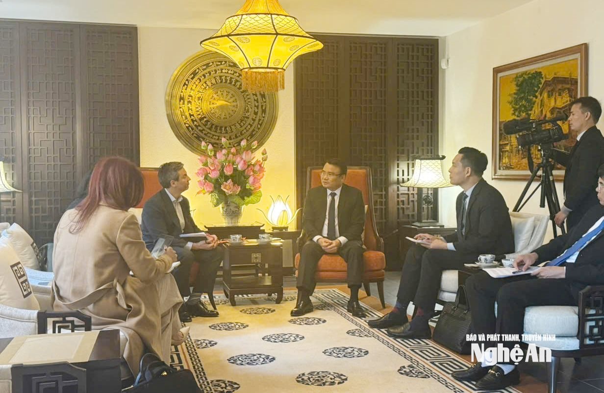 ĐC PCT Phùng Thành Vinh làm việc với ông Braulio Eduardo Morera, Trưởng bộ phận Trung tâm thiên nhiên và khí hậu, Diễn đàn Kinh tế Thế giới2