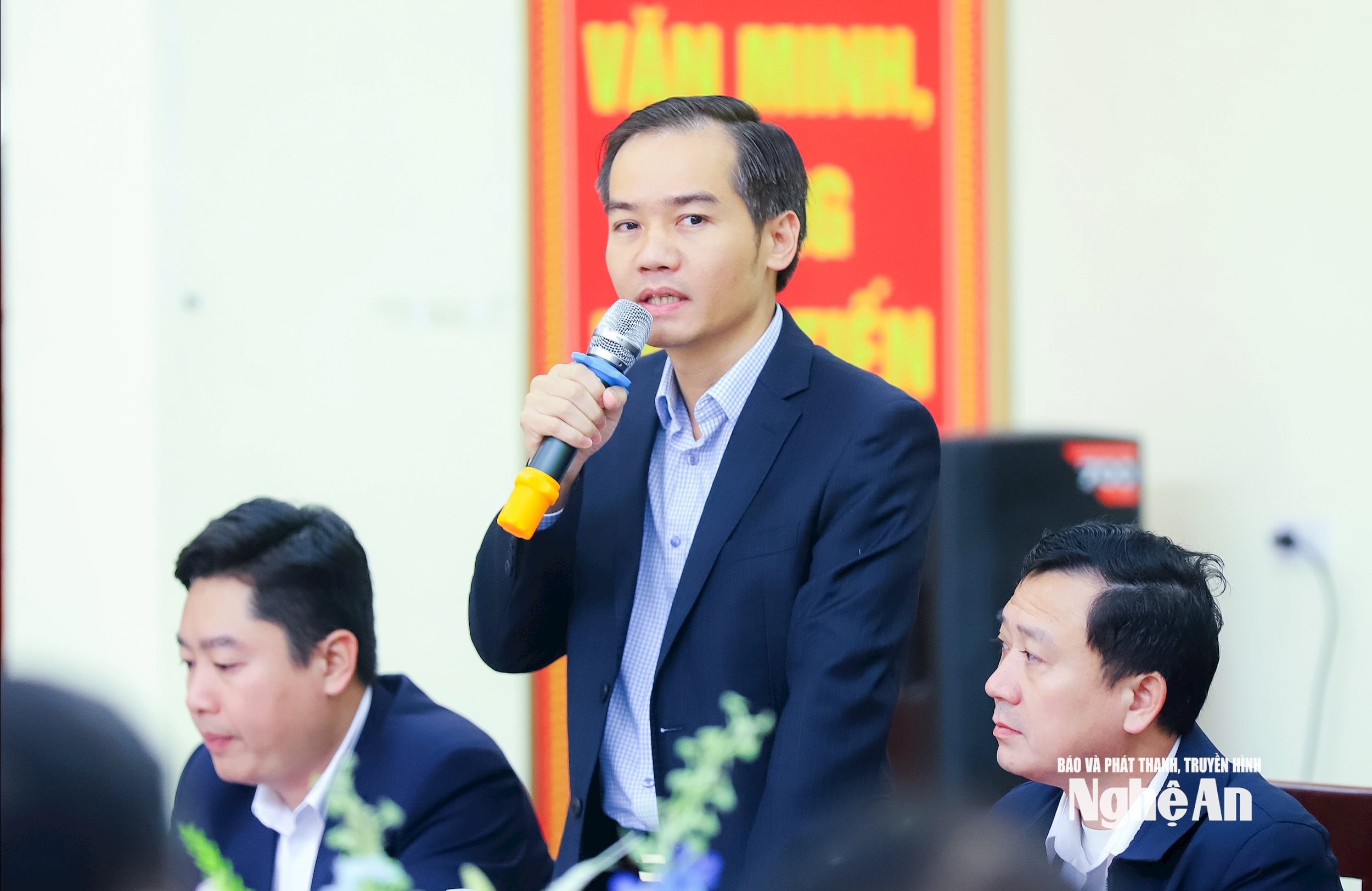 Đồng chí Nguyễn Hồng Tài - Chủ tịch UBND xã Tương Dương báo cáo tại cuộc làm việc. Ảnh: Thành Duy