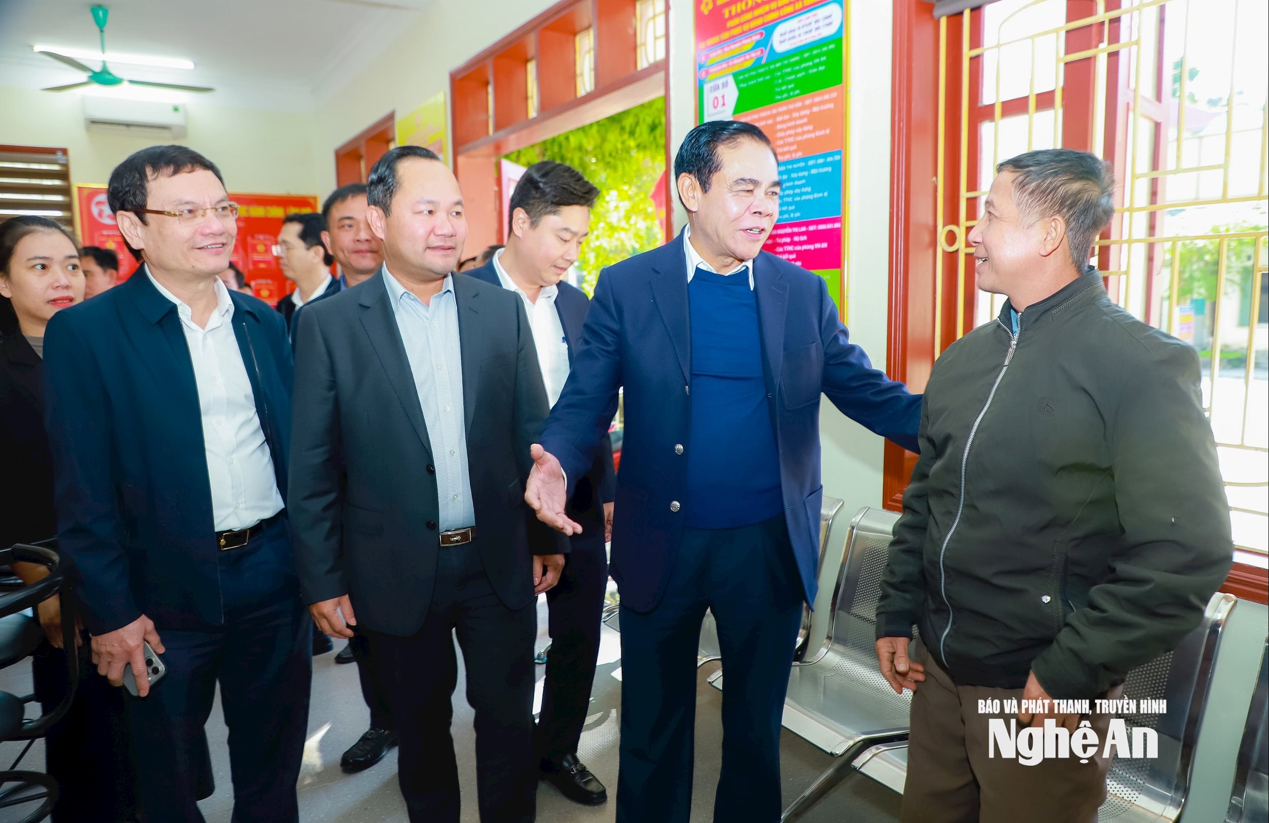 Chủ tịch UBND tỉnh Võ Trọng Hải trao đổi với người dân đến làm thủ tục hành chính tại Trung tâm Phục vụ hành chính công xã Tương Dương. Ảnh: Thành Duy