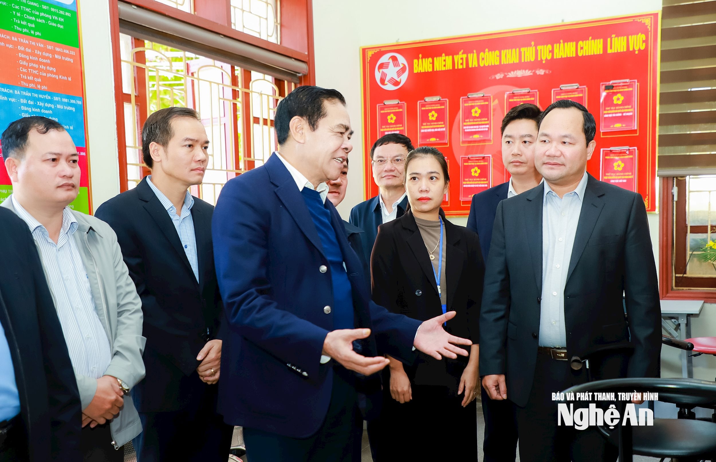 Chủ tịch UBND tỉnh Võ Trọng Hải trao đổi với lãnh đạo xã, lãnh đạo Trung tâm và các công chức về mục tiêu, yêu cầu, hiệu quả hoạt động của Trung tâm Phục vụ hành chính công. Ảnh: Thành Duy