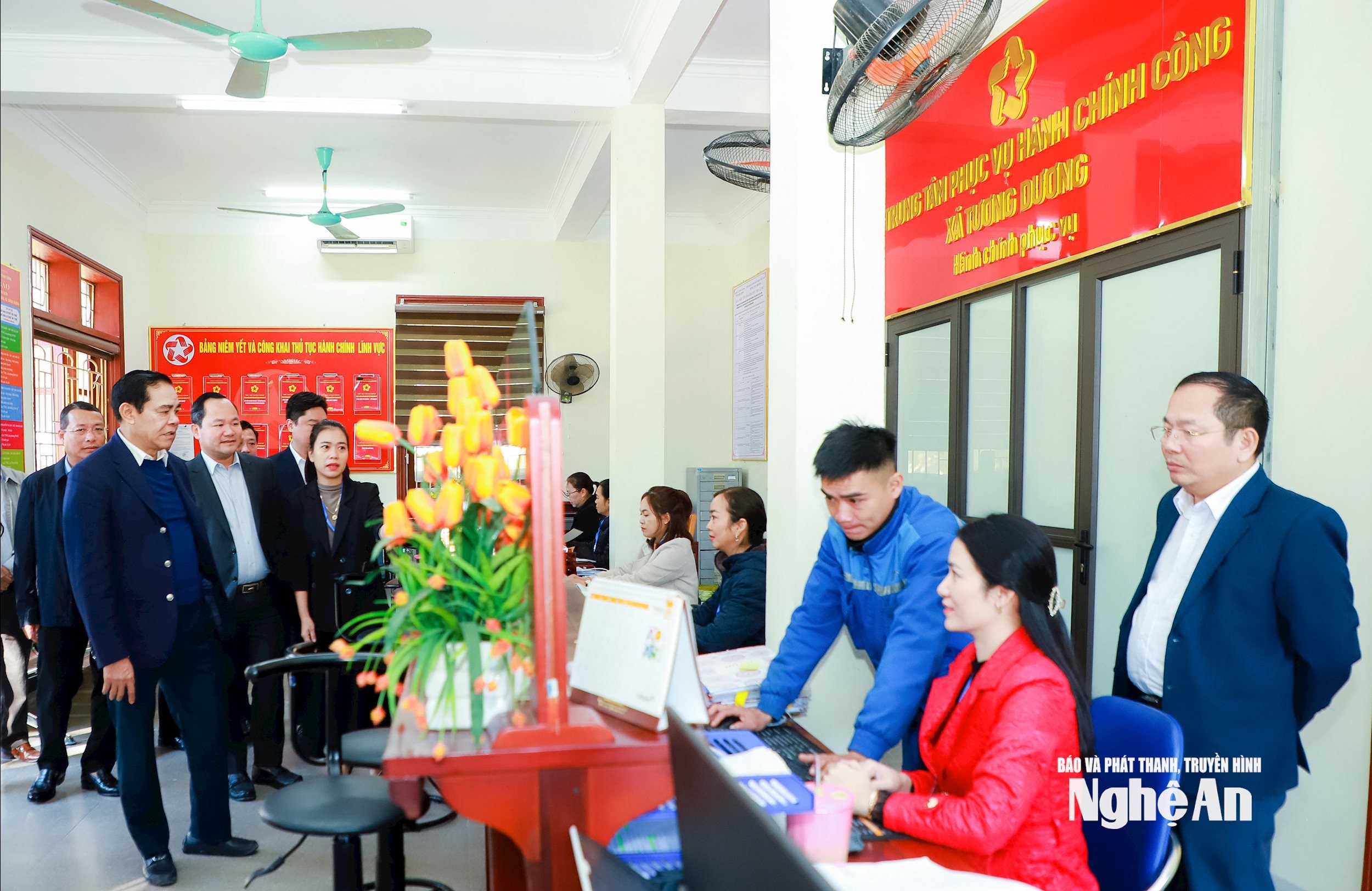 Chủ tịch UBND tỉnh Võ Trọng Hải đến kiểm tra tại Trung tâm phục vụ hành chính công xã Tương Dương. Ảnh: Thành Duy