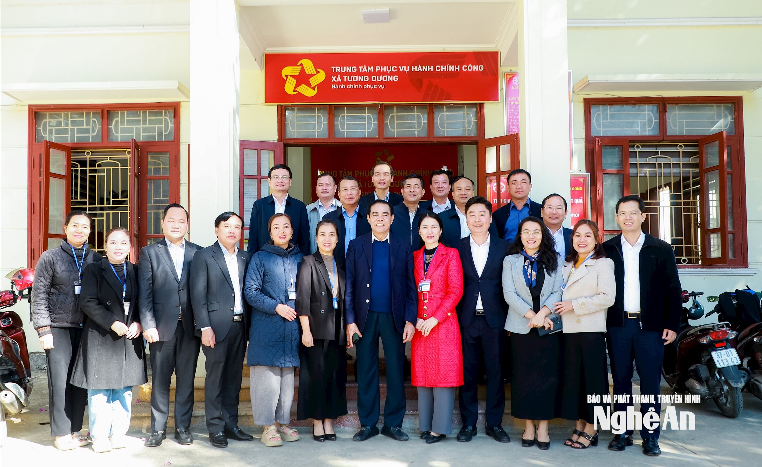 Chủ tịch UBND tỉnh Võ Trọng Hải và các đồng chí lãnh đạo tỉnh chụp ảnh lưu niệm với lãnh đạo xã, lãnh đạo và công chức làm việc tại Trung tâm Phục vụ hành chính công xã Tương Dương. Ảnh: Thành Duy