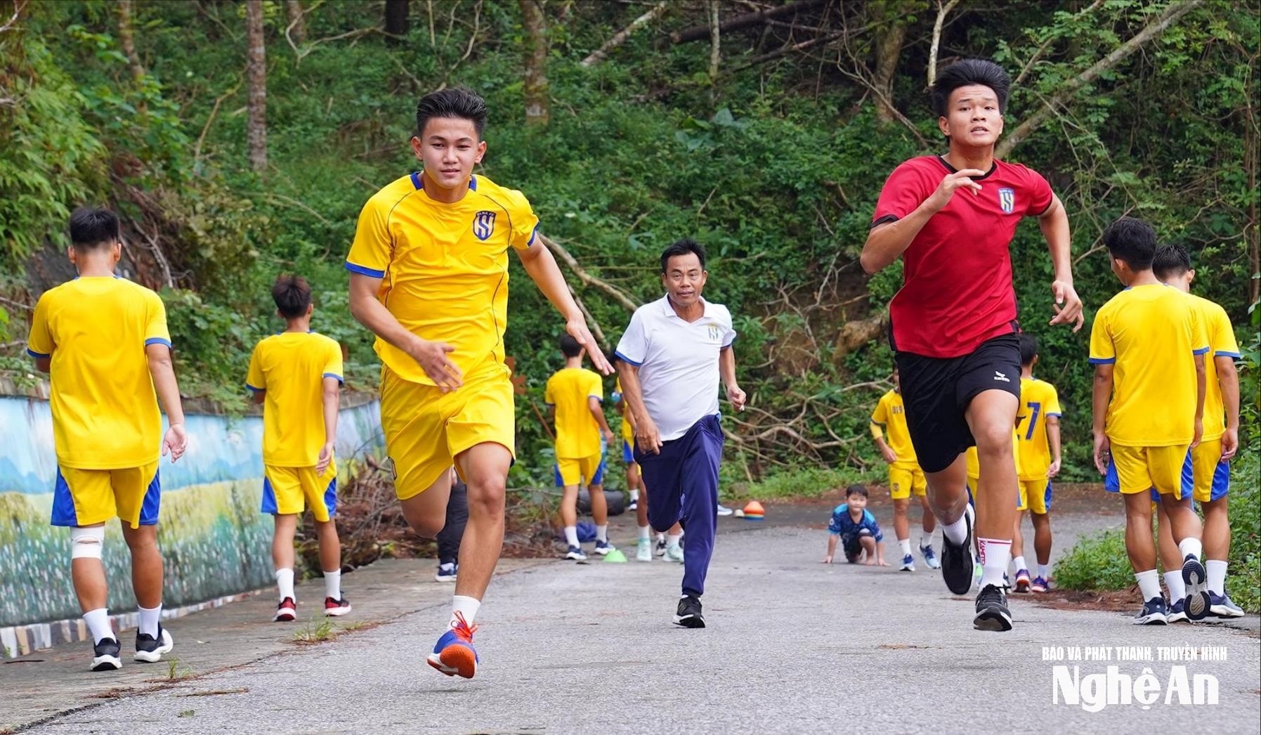 U19 SLNA rèn thể lực ở núi Quyết trước Giải U19 Quốc gia 2026. Ảnh: Đức Anh