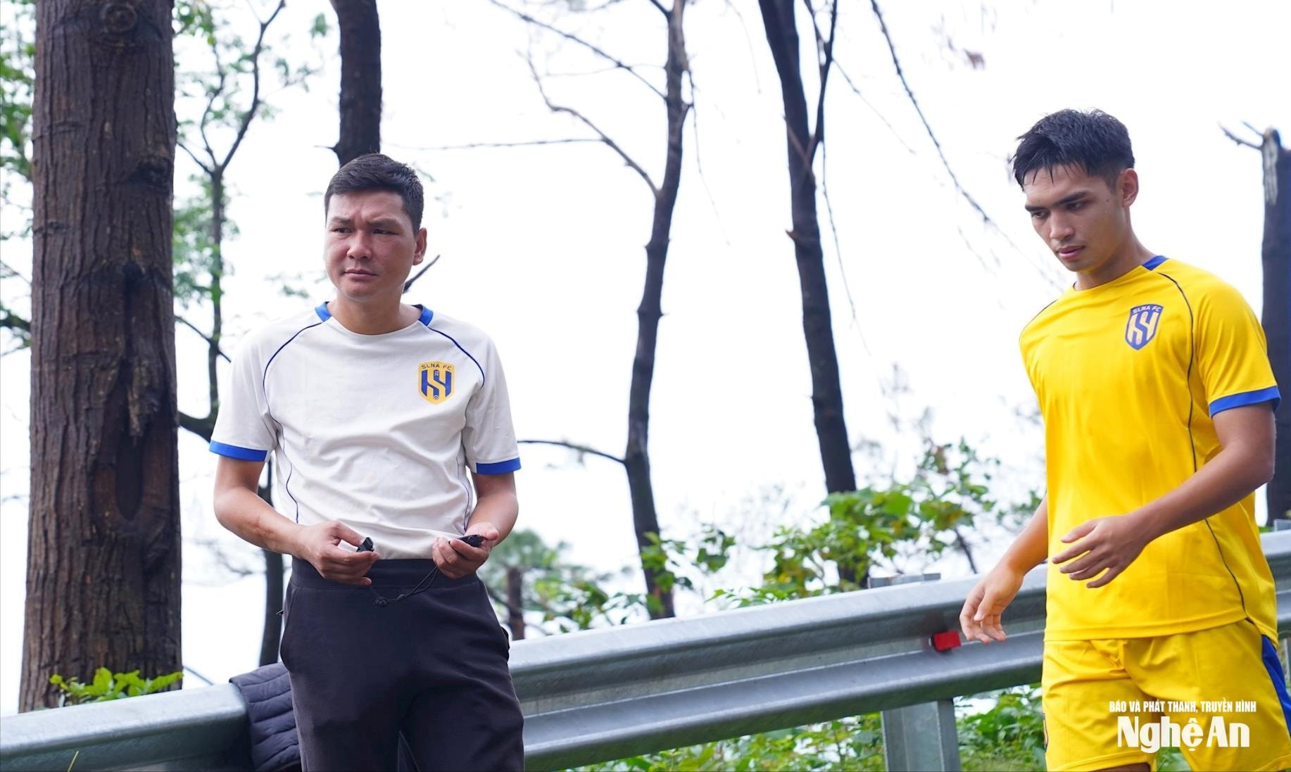 HLV Nguyễn Hồng Việt - HLV trưởng U19 SLNA. Ảnh: Đức An