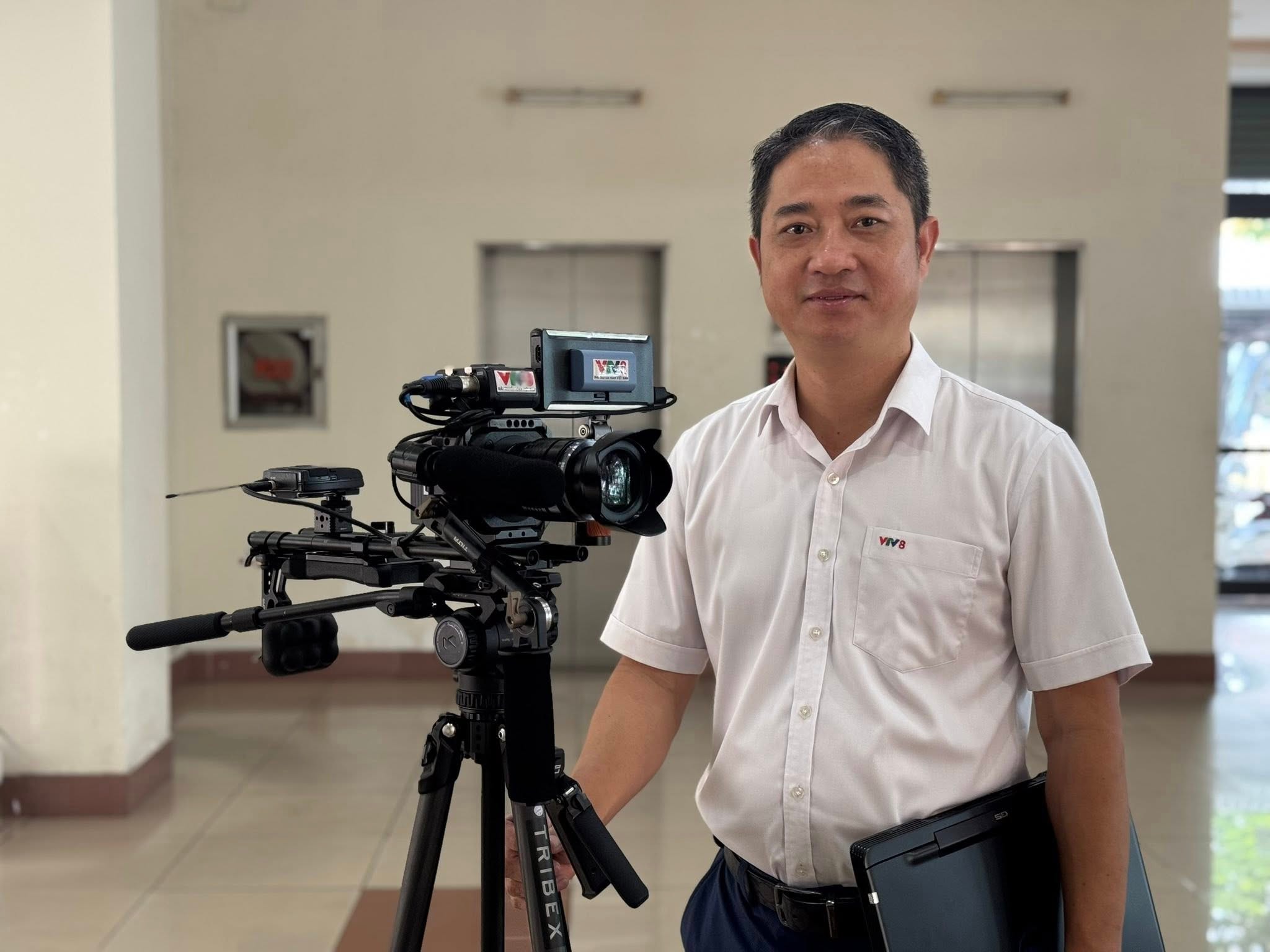 Nhà báo La Vĩnh Lộc - Trưởng phòng Thời sự (VTV8) tại Trung tâm THVN khu vực Miền Trung - Tây Nguyên.