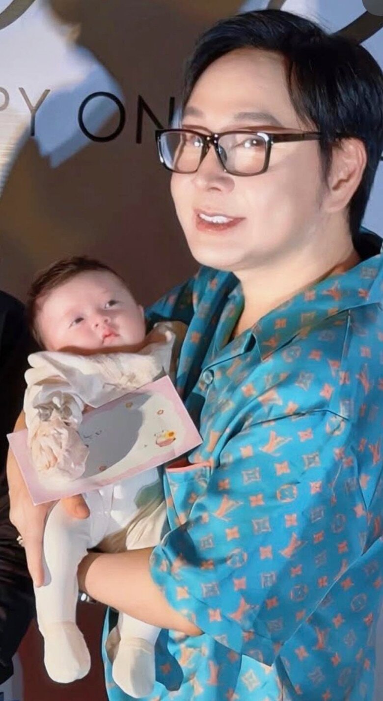 Vẻ ngoài đáng yêu như búp bê của bé Ivanka đốn tim người xem.