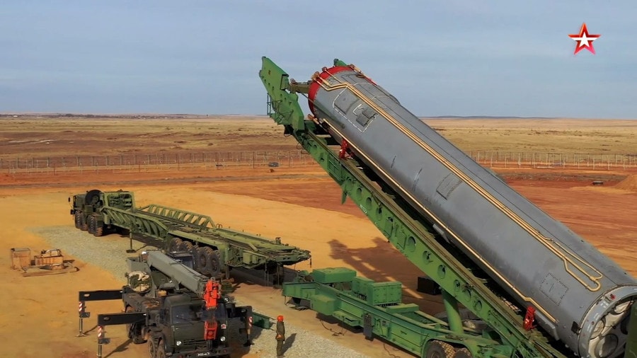 Đưa tên lửa ICBM UR-100N vào hầm chứa của tổ hợp tên lửa Avangard, Yasny, năm 2020.