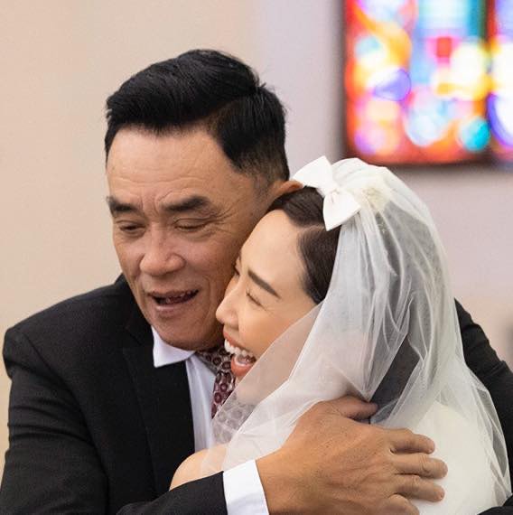 Trong đám cưới của Tóc Tiên và Touliver chỉ có bố của nữ ca sĩ xuất hiện
