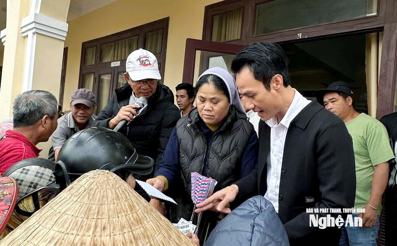 Oferecendo presentes ao povo de Phu Yen