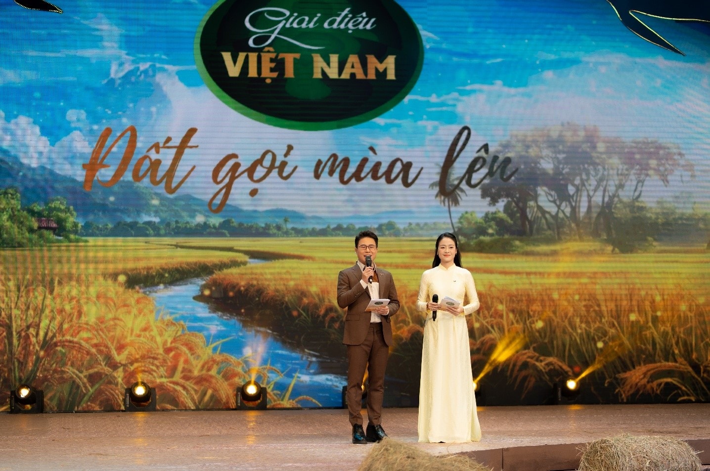 Người dẫn chương trình: MC Lê Anh và Phí Linh