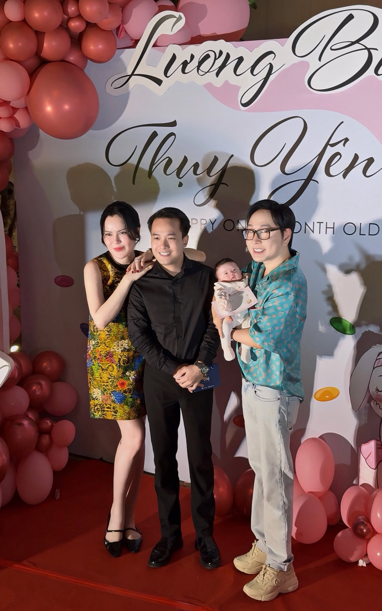 Vợ chồng NSƯT Vũ Luân cùng bạn bè trong tiệc đầy tháng của con gái.