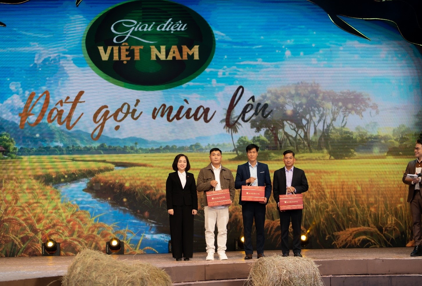 Đại diện lãnh đạo Ngân hàng Agribank tặng quà cho các khách mời tham gia chương trình