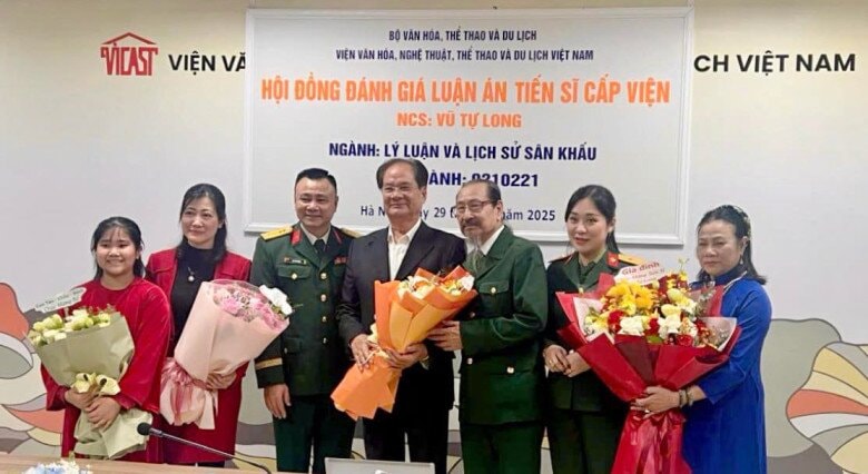 Đại gia đình Tự Long có mặt chúc mừng Tân Tiến sĩ.