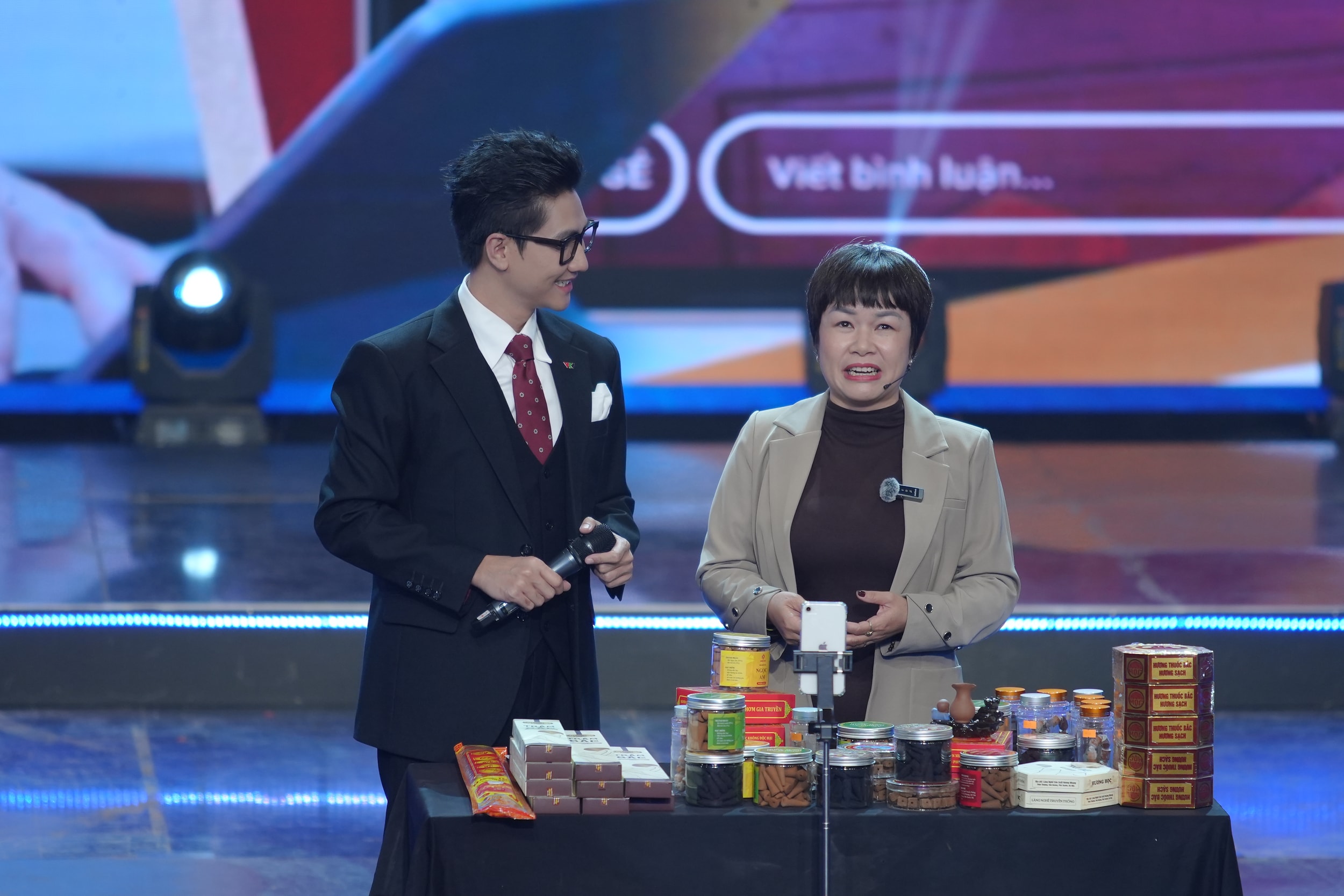 MC Công Tố giao lưu với chị Đinh Thị Tuyền – Trưởng thôn Thượng kiêm trưởng nhóm livestream bán hàng cùng các hộ nông dân.