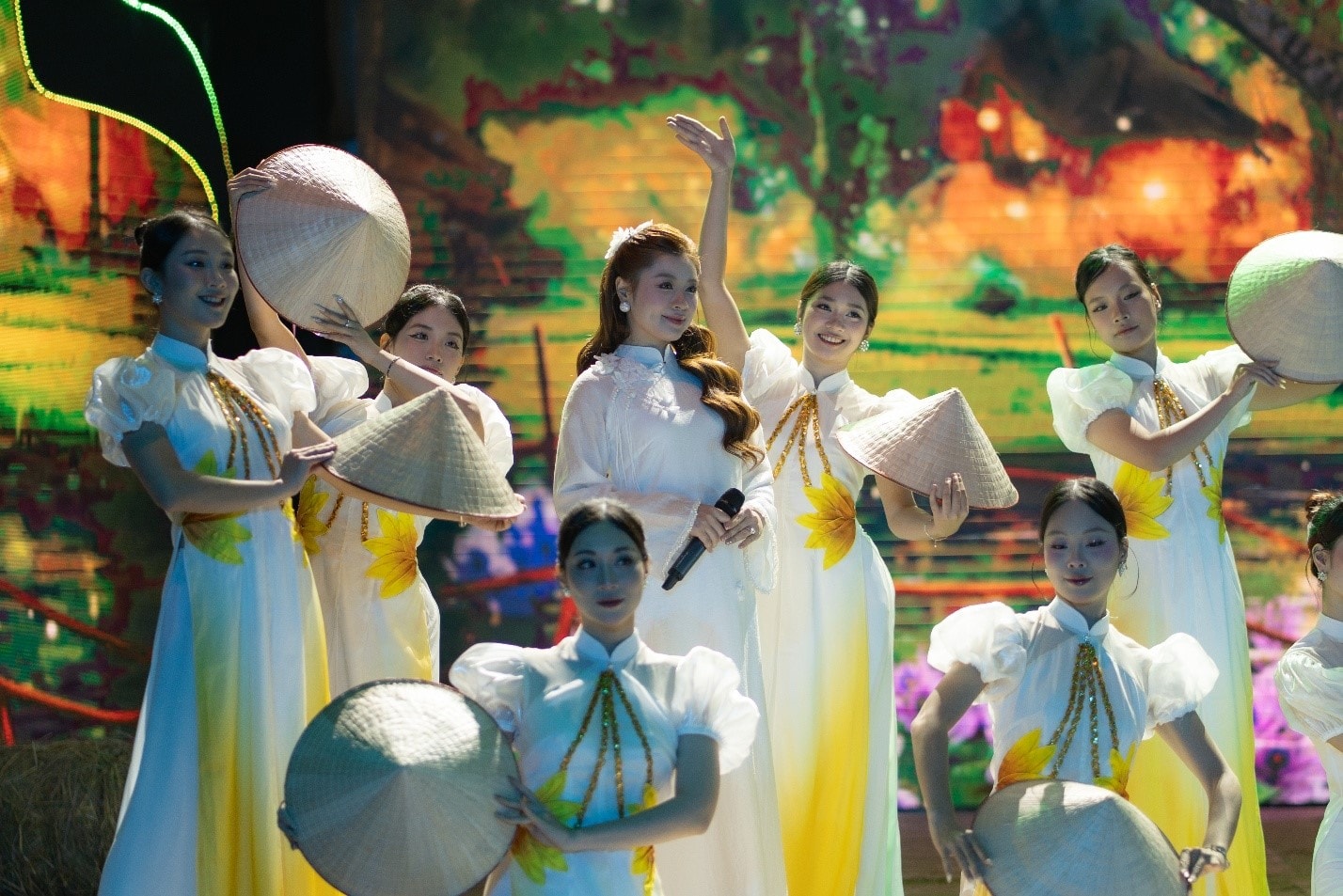 Ca sĩ Thu Hằng biểu diễn ca khúc 'Hồn quê'