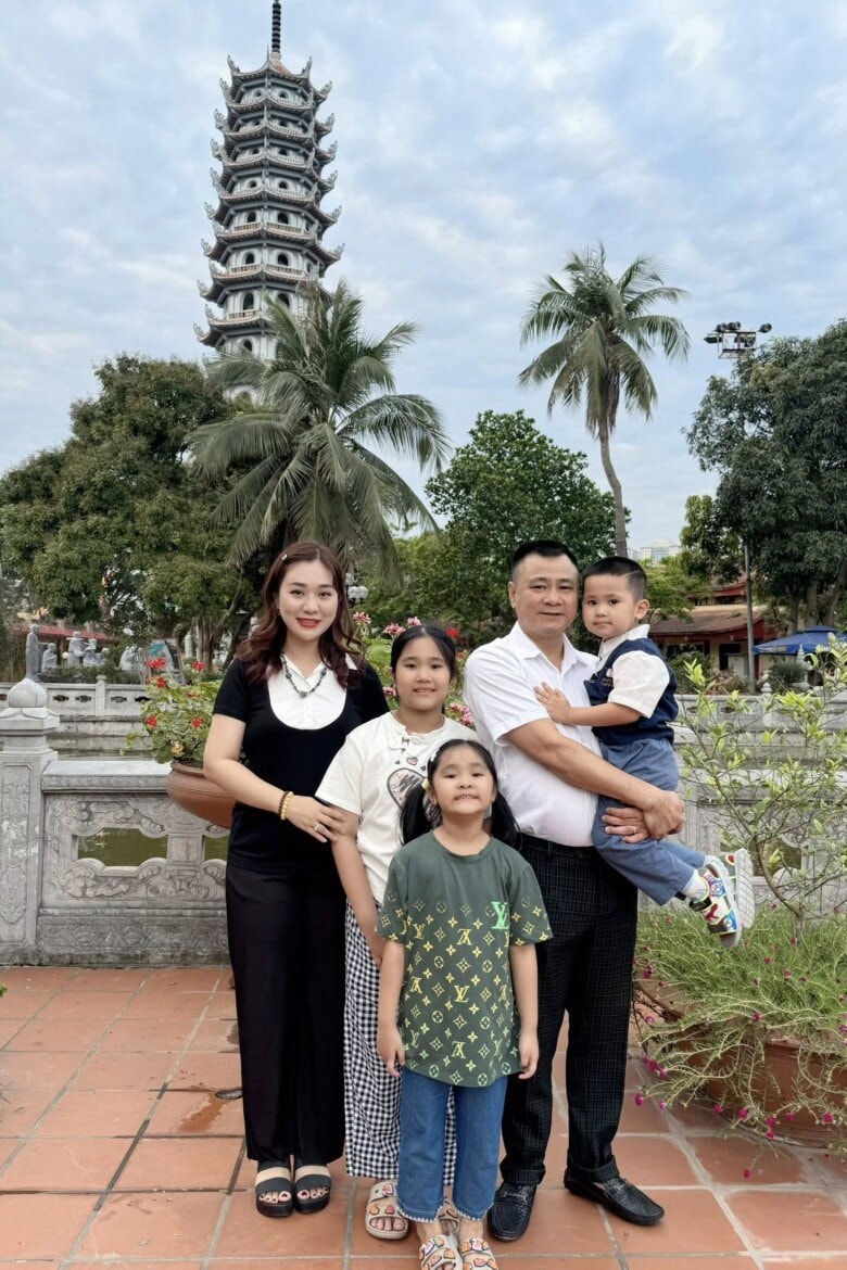 Vợ chồng Tự Long hạnh phúc bên 3 con đủ nếp, đủ tẻ.