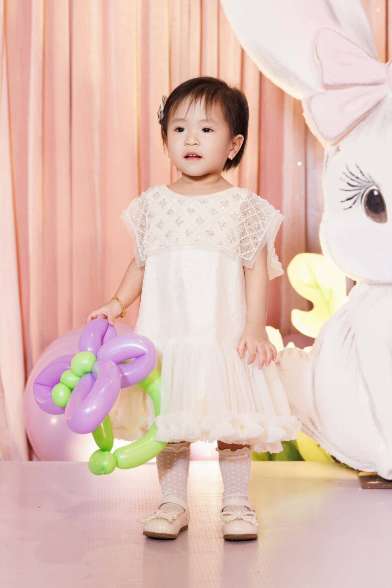 Dù mới 1 tuổi, nhưng bé Kỳ Kỳ đã ham học hỏi, muốn tìm hiểu nhiều điều.