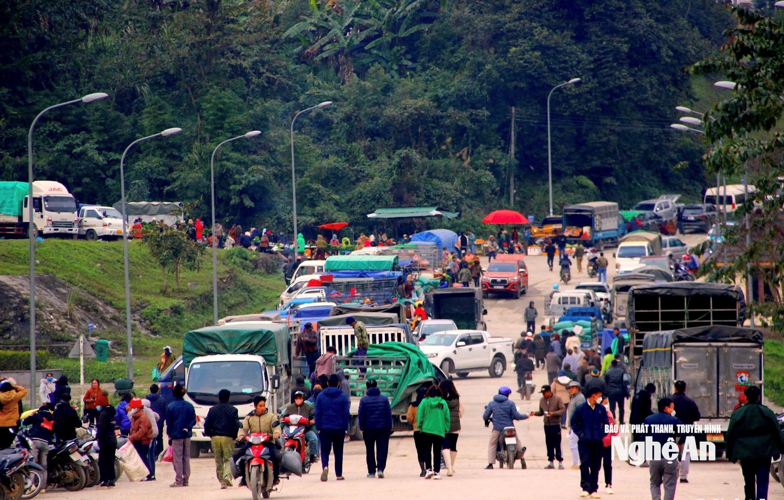 Oblast mezinárodní hraniční brány Nam Can byla plná lidí, kteří mířili na hraniční trh Nam Can. Foto: Xuan Hoang