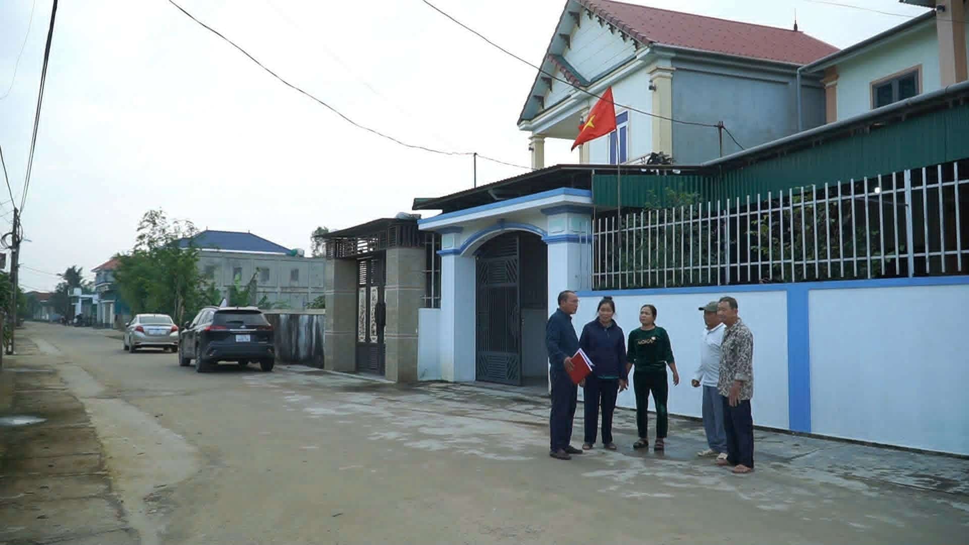 Cán bộ xóm Đông Thịnh, xã Đông Lộc tuyên truyền về chiến dịch làm giàu, làm sạch dữ liệu đất đai.