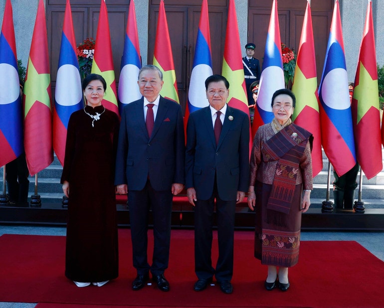 Tổng Bí thư Tô Lâm và Phu nhân cùng Tổng Bí thư, Chủ tịch nước Lào Thongloun Sisoulith và Phu nhân chụp ảnh chung. Ảnh: Thống Nhất/TTXVN vna-potal-le-don-chinh-thuc-tong-bi-thu-to-lam-tham-cap-nha-nuoc-toi-chdcnd-lao-8443137.jpg