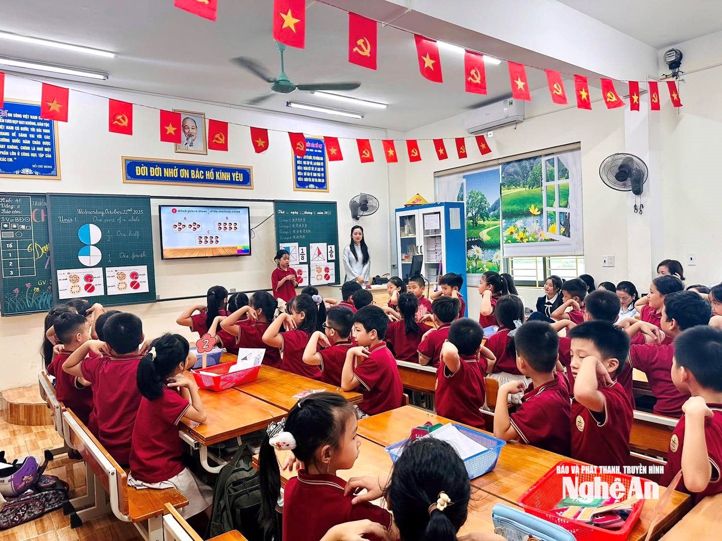 Giờ học của cô và trò Trường Tiểu học Hưng Bình. Ảnh - PV