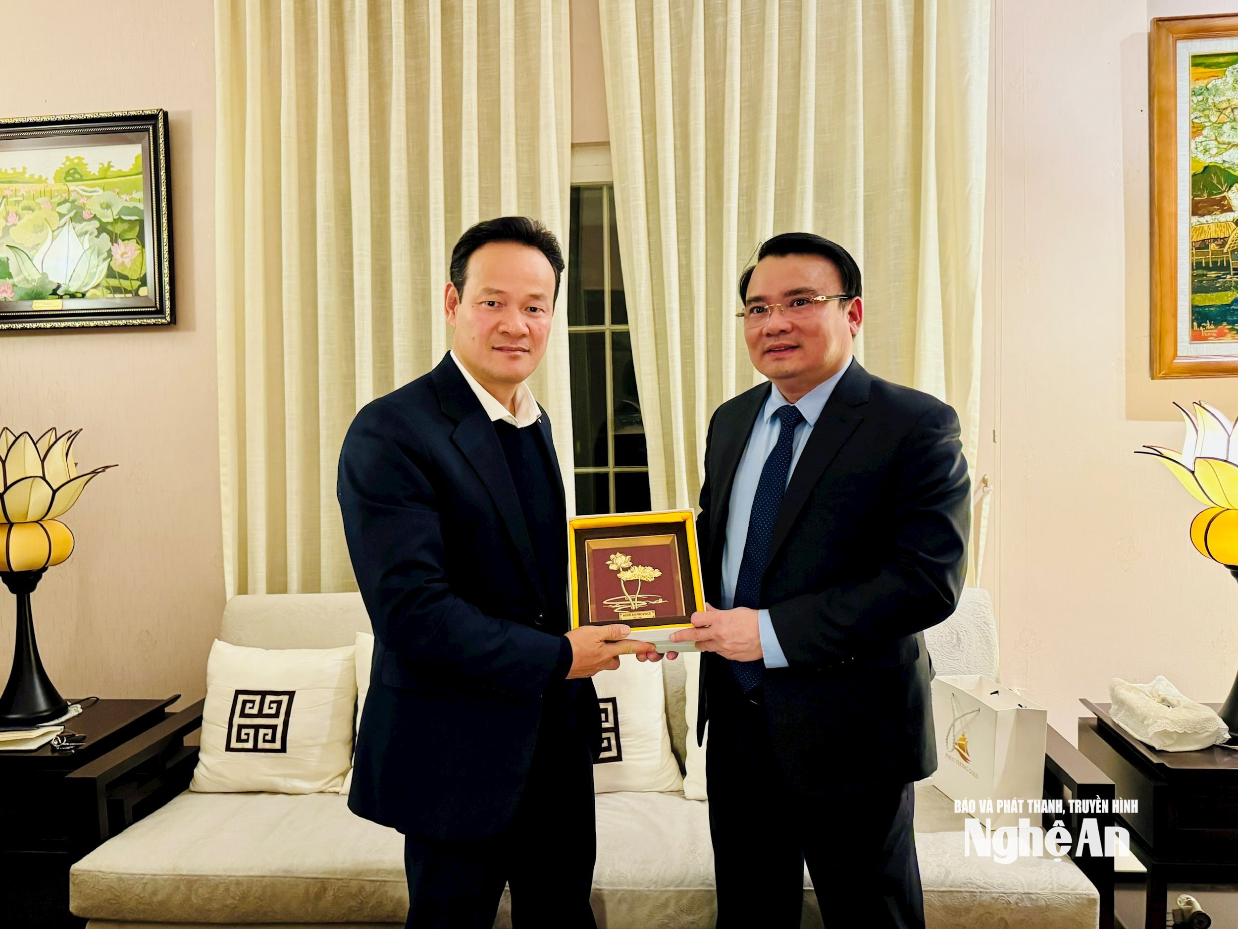 PCT trao quà lưu niệm