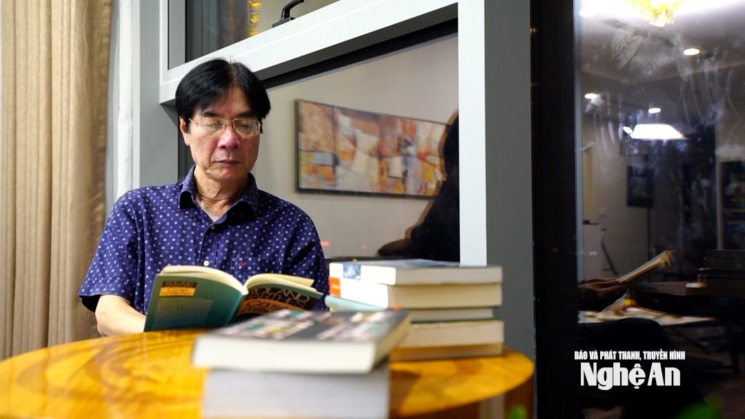 PGS.TS Nguyễn Đăng Điệp mở ra những trường nghiên cứu mới trong sự tiếp nhận của độc giả. Ảnh cắt từ clip; Đình Tuấn