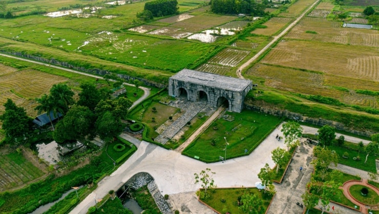 Khu vực trước cổng Thành nhà Hồ