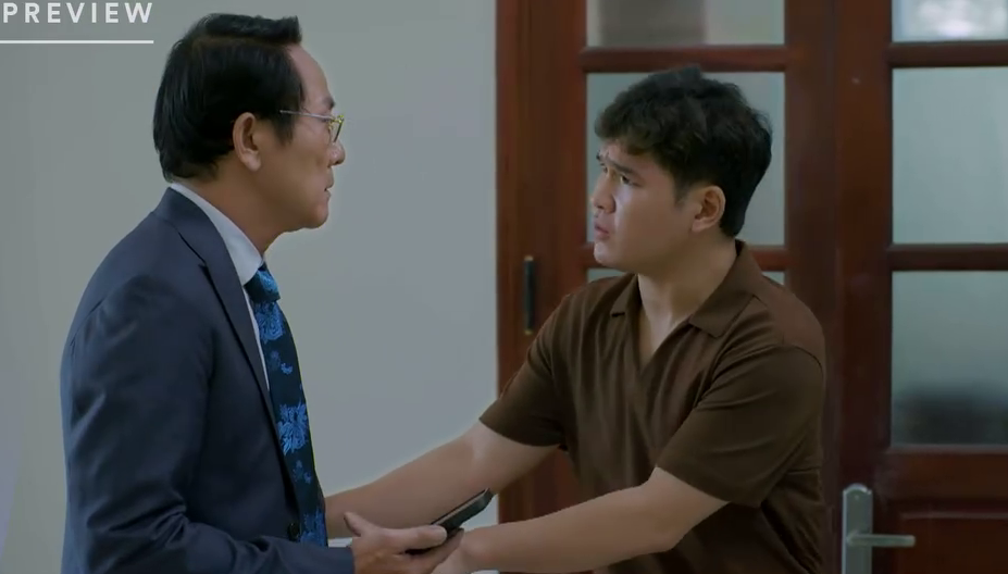 Gia đình trái dấu - Tập 1: Chồng đang họp, 'công chúa' vợ gọi cháy máy- Ảnh 1.