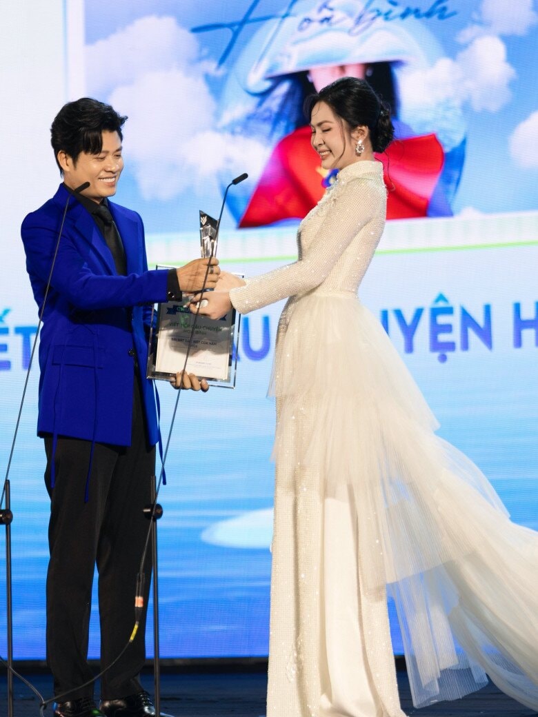 Khoảnh khắc Nguyễn Văn Chung lên sân khấu nhận cúp thưởng cùng với ca sĩ Duyên Quỳnh.