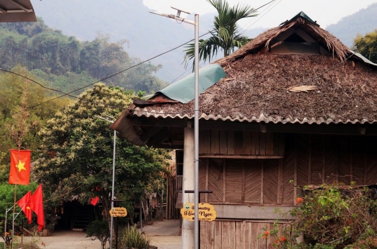 Ngắm những nếp nhà sàn nguyên sơ của người Mường ở làng du lịch - 7