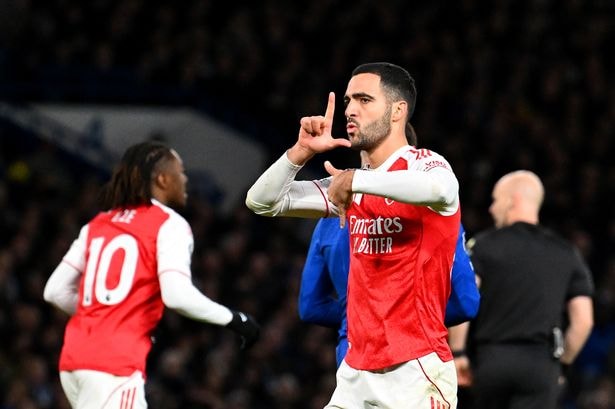 Merino lại cứu điểm cho Arsenal.