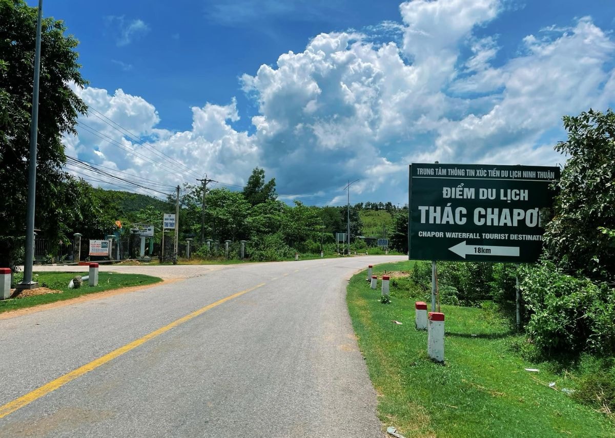 Bảng chỉ dẫn đến thác Chapor