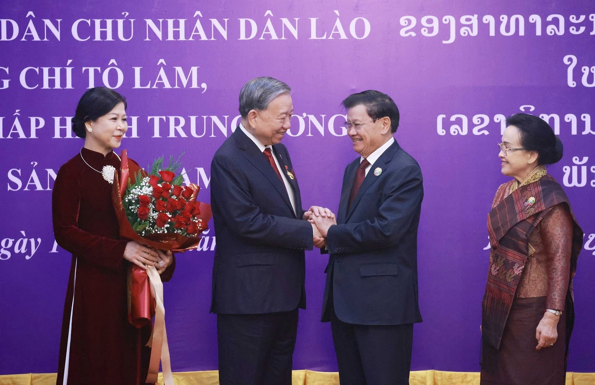 Tổng Bí thư Tô Lâm nhận Huân chương Vàng Quốc gia của Lào