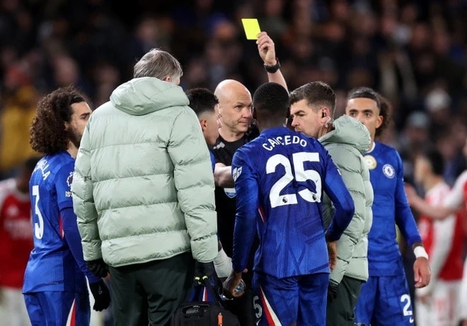 Thẻ đỏ của Caicedo khiến Chelsea mất thế chủ động.