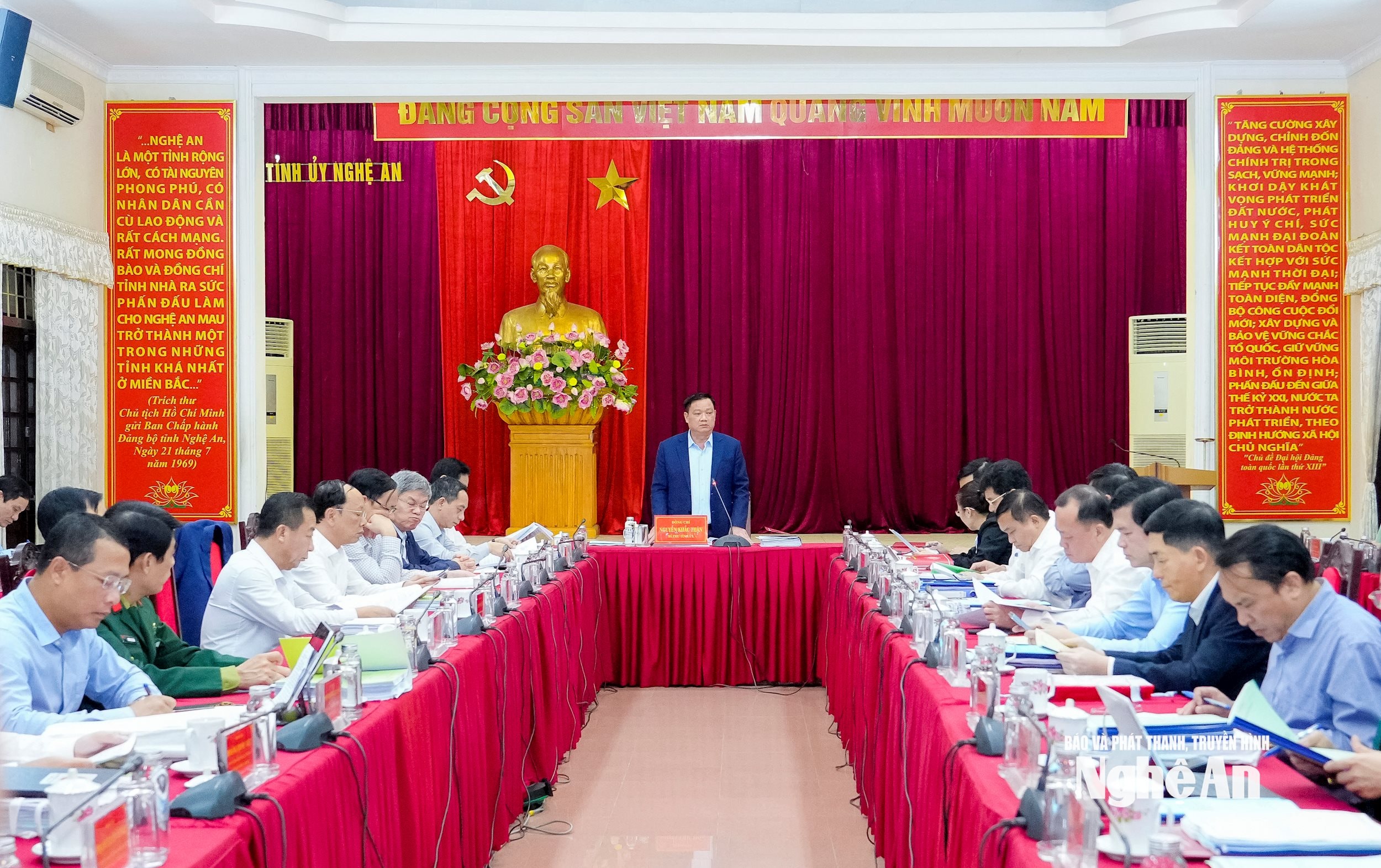 Bí thư Tỉnh ủy Nguyễn Khắc Thận chủ trì phiên họp Ban Thường vụ Tỉnh ủy. Ảnh: Phạm Bằng