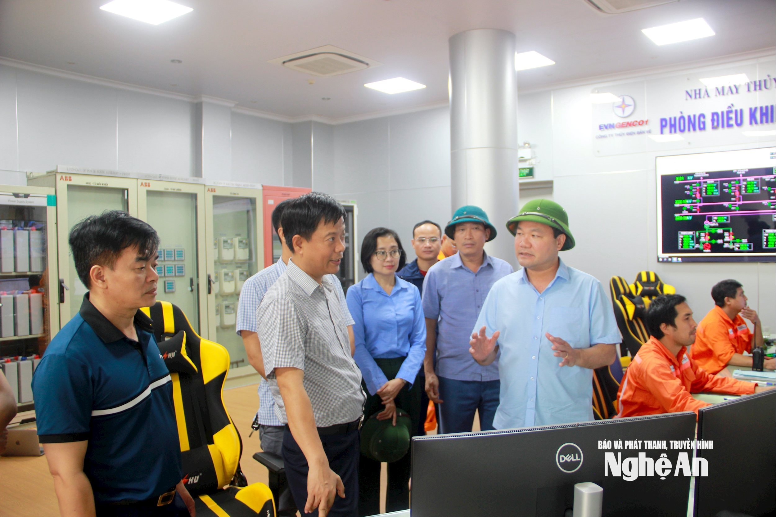 Đoàn công tác Sở Nông nghiệp và Môi trường kiểm tra việc vận hành, điều tiết nước tại nhà máy thủy điện Bản Vẽ. Ảnh Quang An