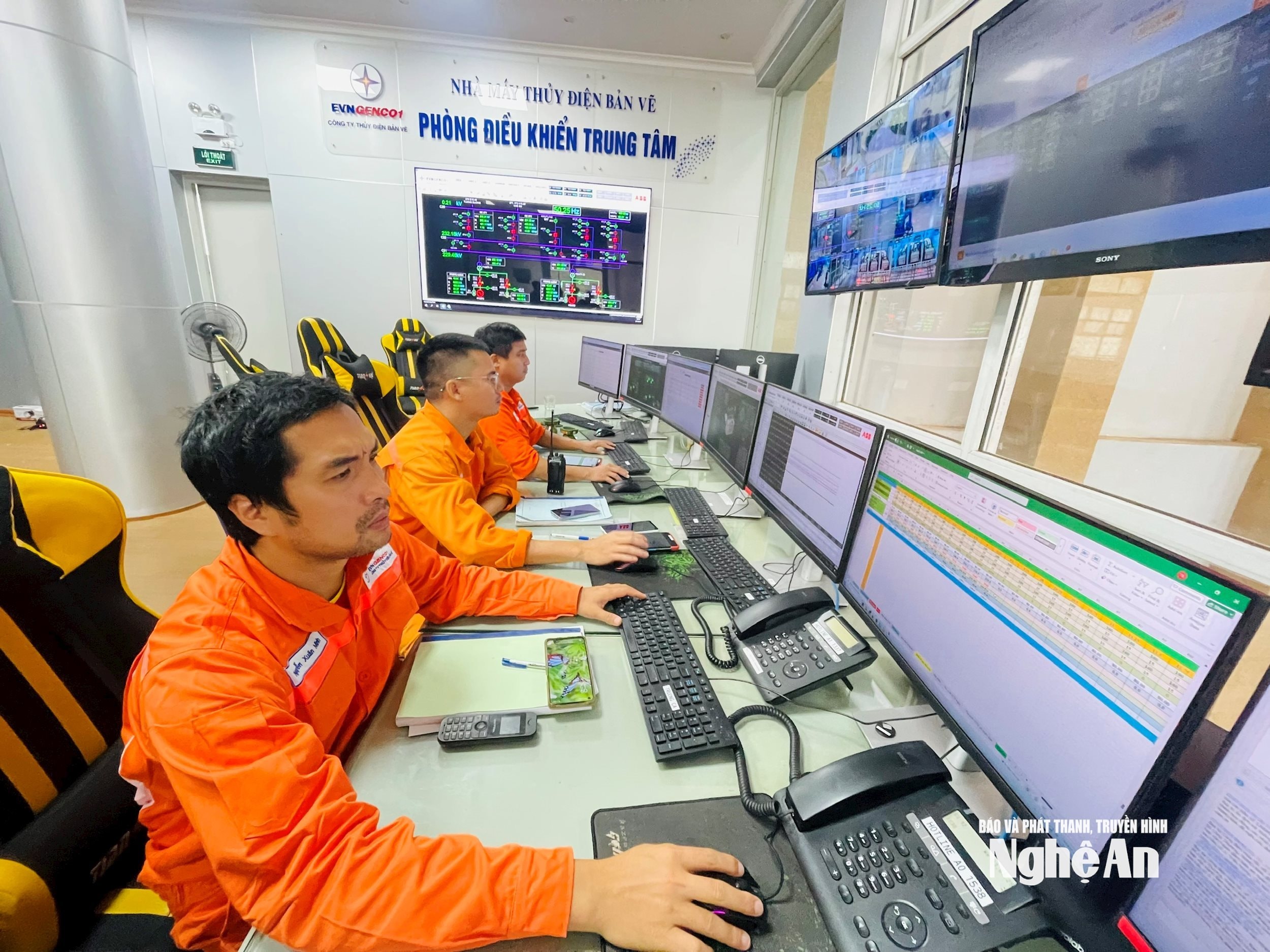 Nhân viên nhà máy thủy điện Bản Vẽ theo dõi lưu lượng nước. Ảnh Quang An