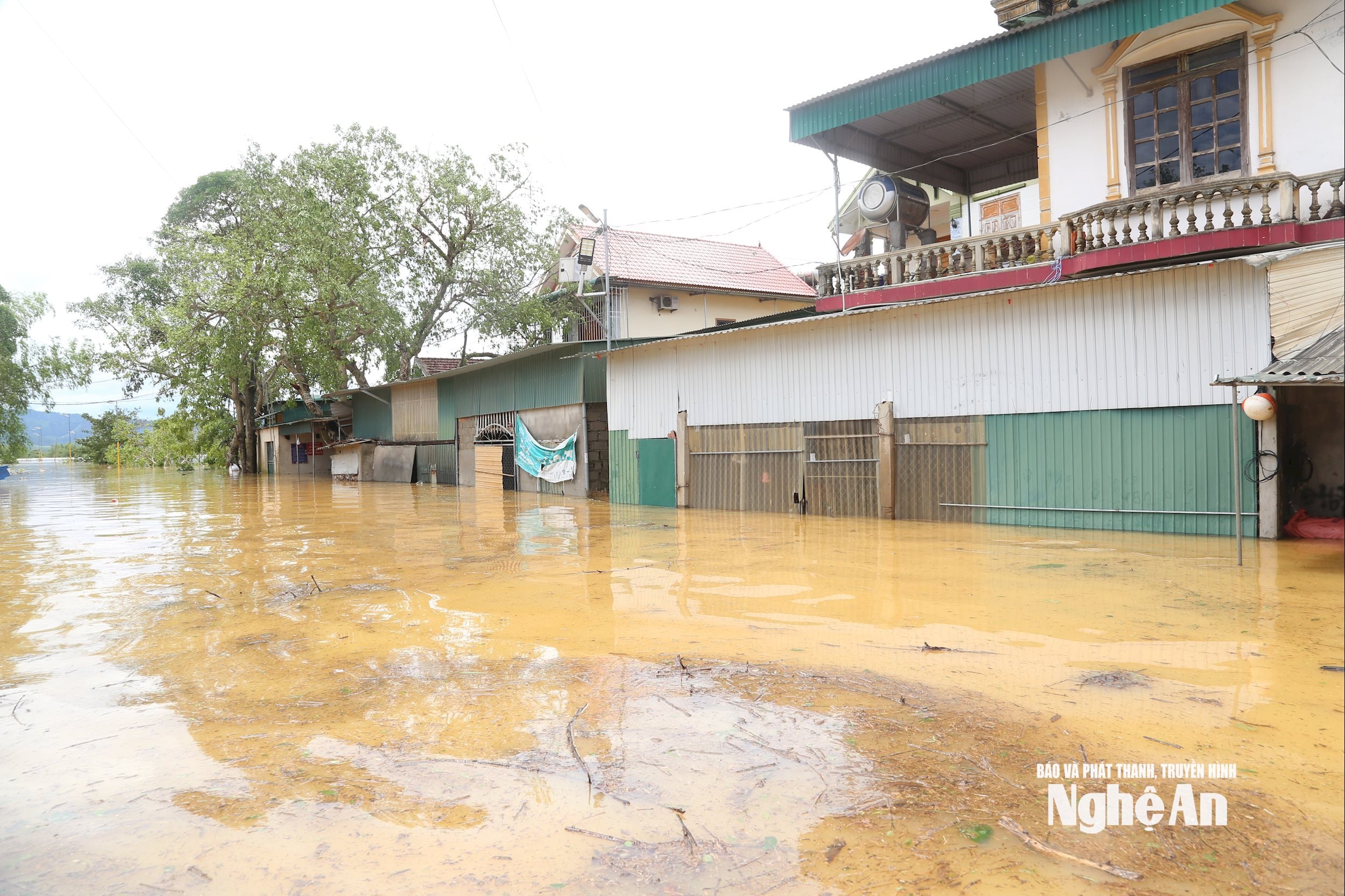 Nước lũ nhấn chìm khu dân cư của xã Bích Hào. Ảnh Xuân Hoàng