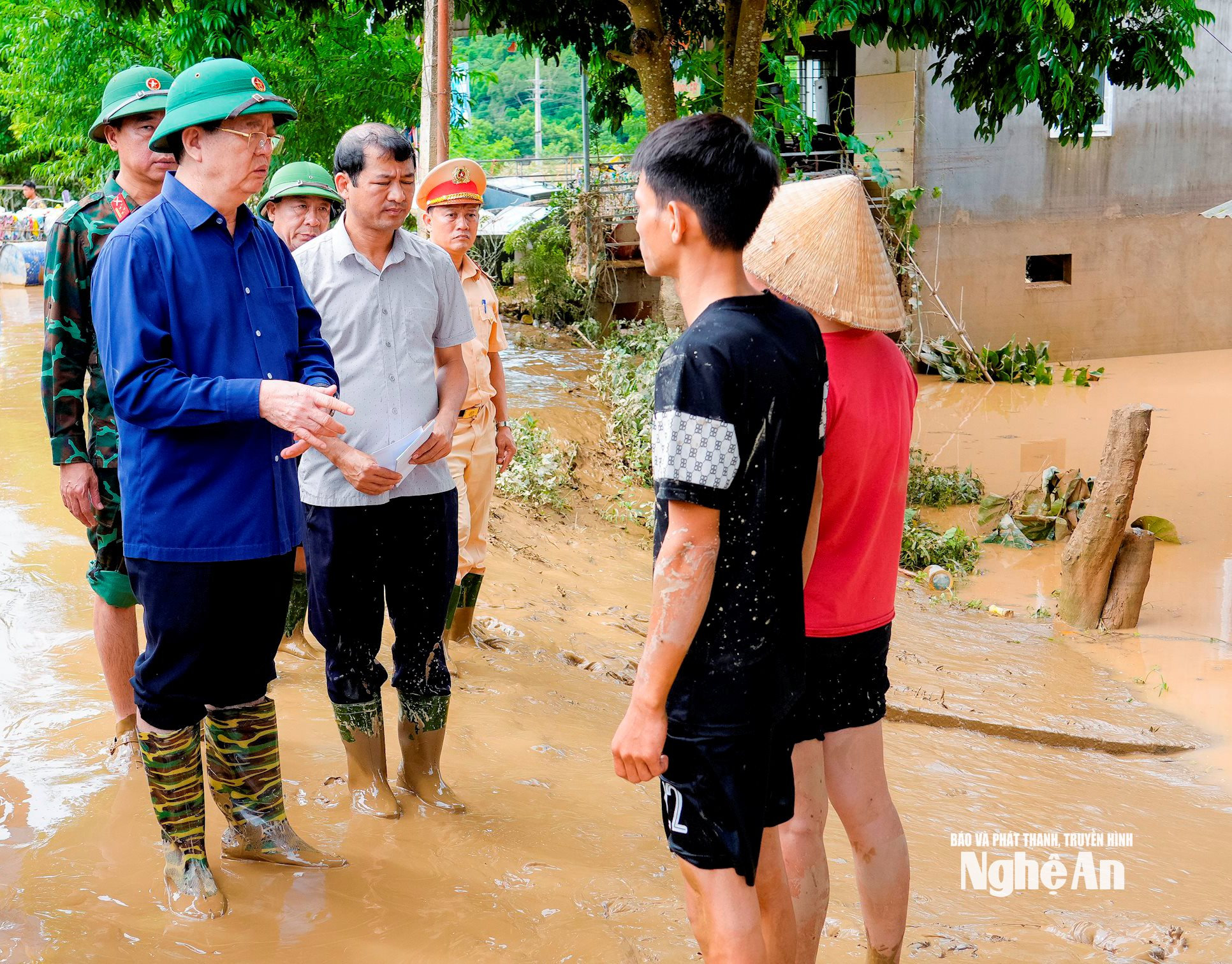 Phó Thủ tướng Chính phủ Mai Văn Chính thăm, động viên, chỉ đạo công tác khắc phục lũ lụt tại xã Con Cuông