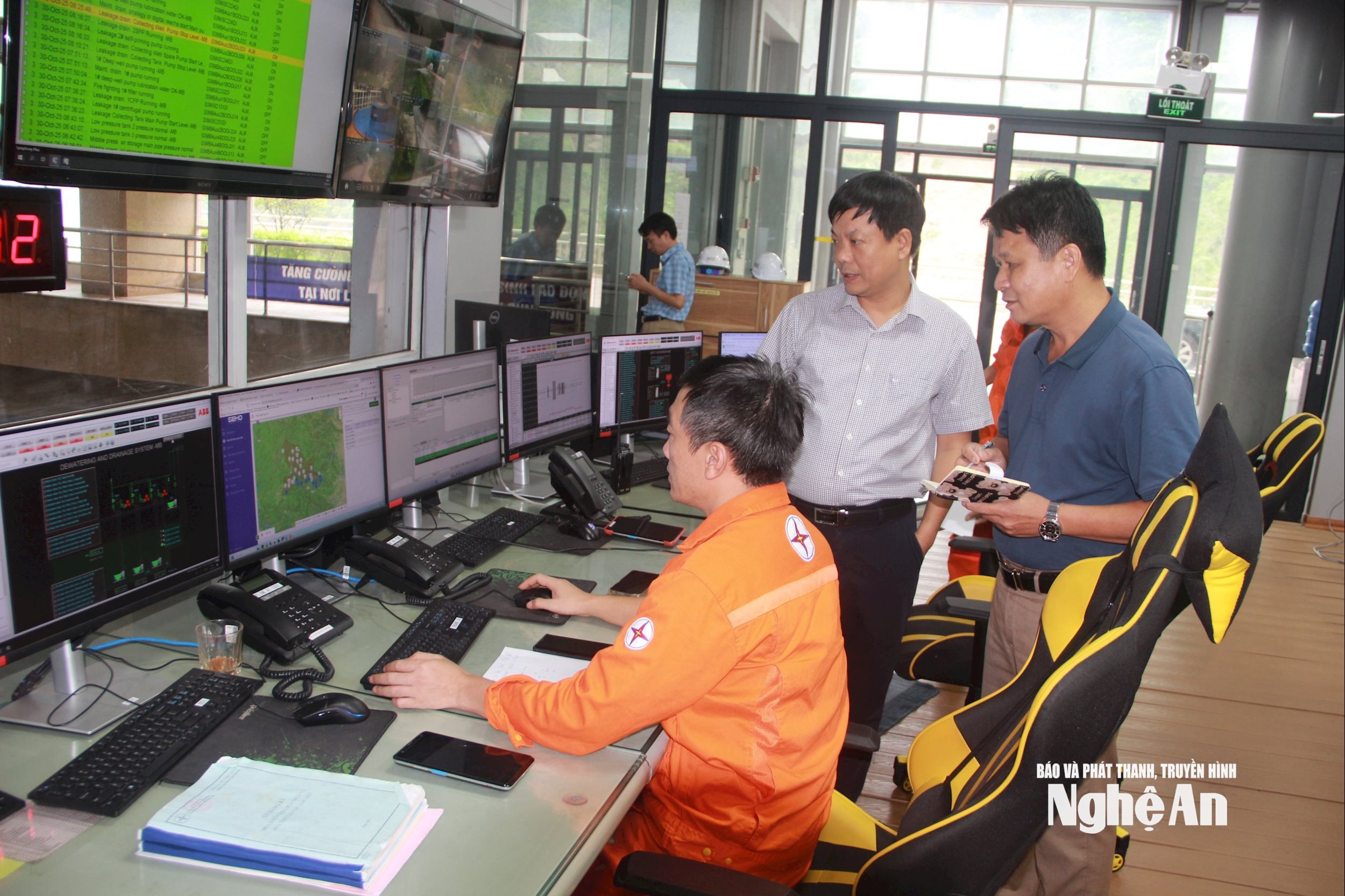 Theo dõi quá trình vận hành hồ thủy điện Bản Vẽ. Ảnh Quang An