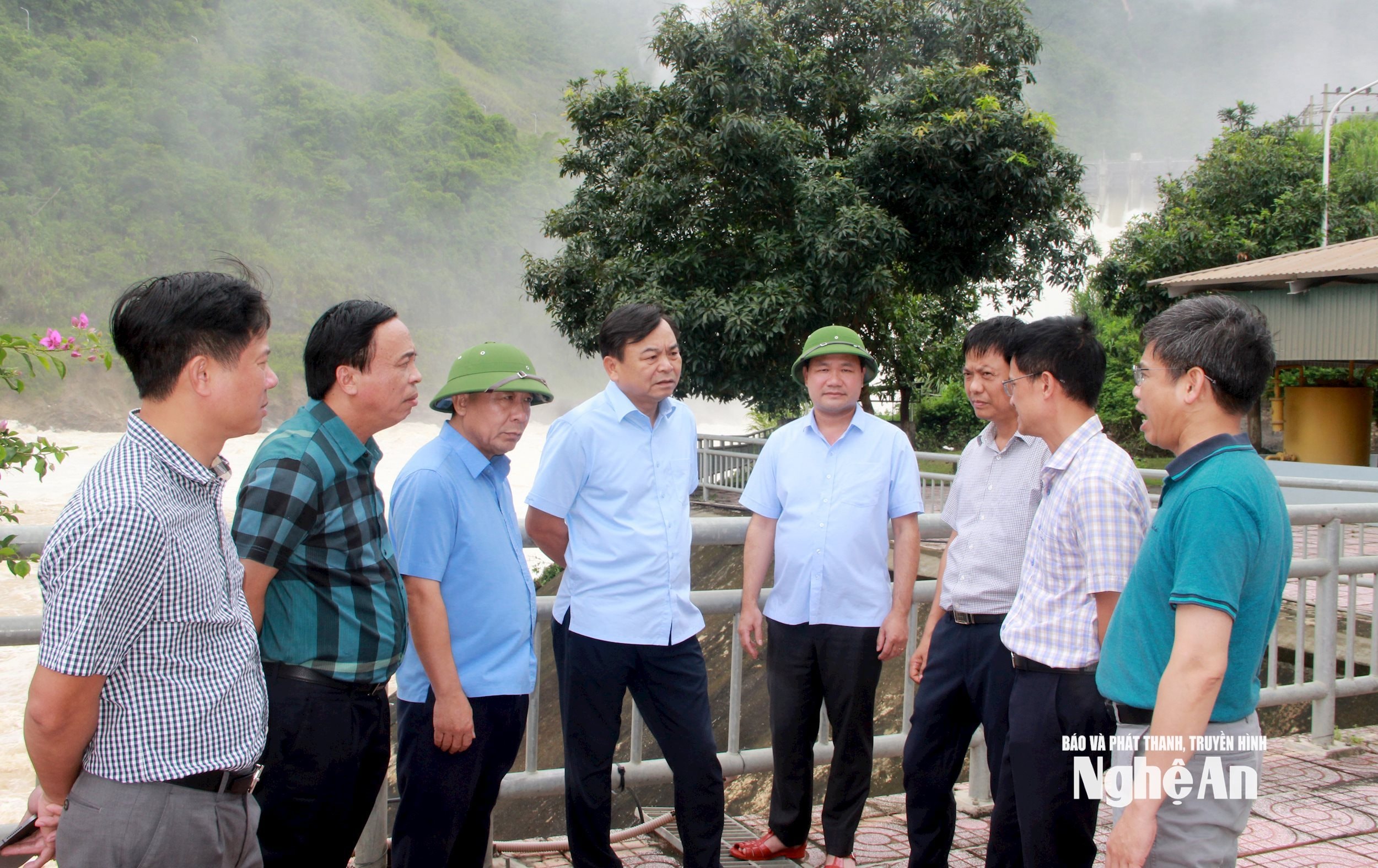 Thứ trưởng Bộ Nông nghiệp và Môi trường Nguyễn Hoàng Hiệp cùng lãnh đạo tỉnh làm việc với Nhà máy thủy điện Bản Vẽ. Ảnh Quang An