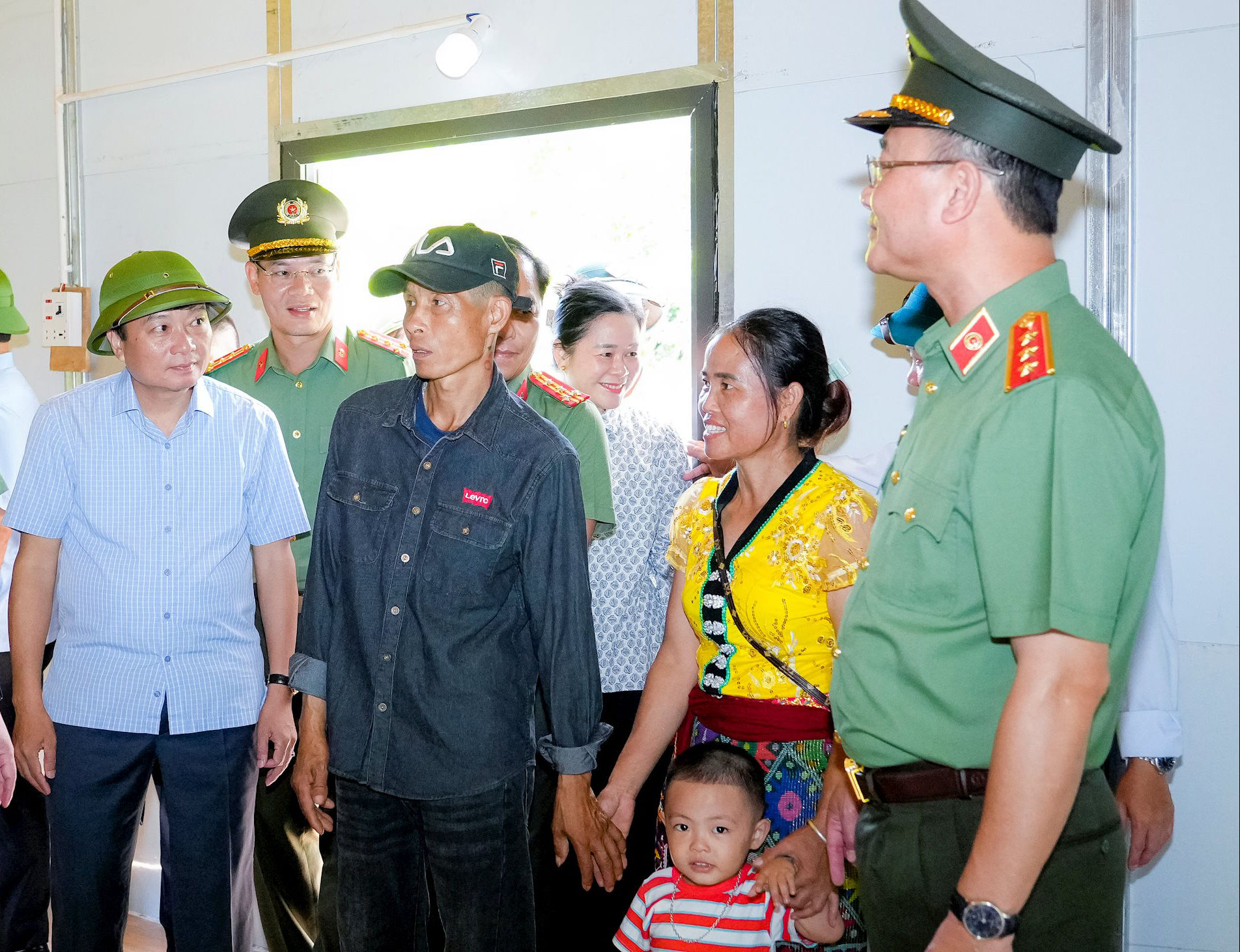Thượng tướng Phạm Thế Tùng thăm hỏi người dân